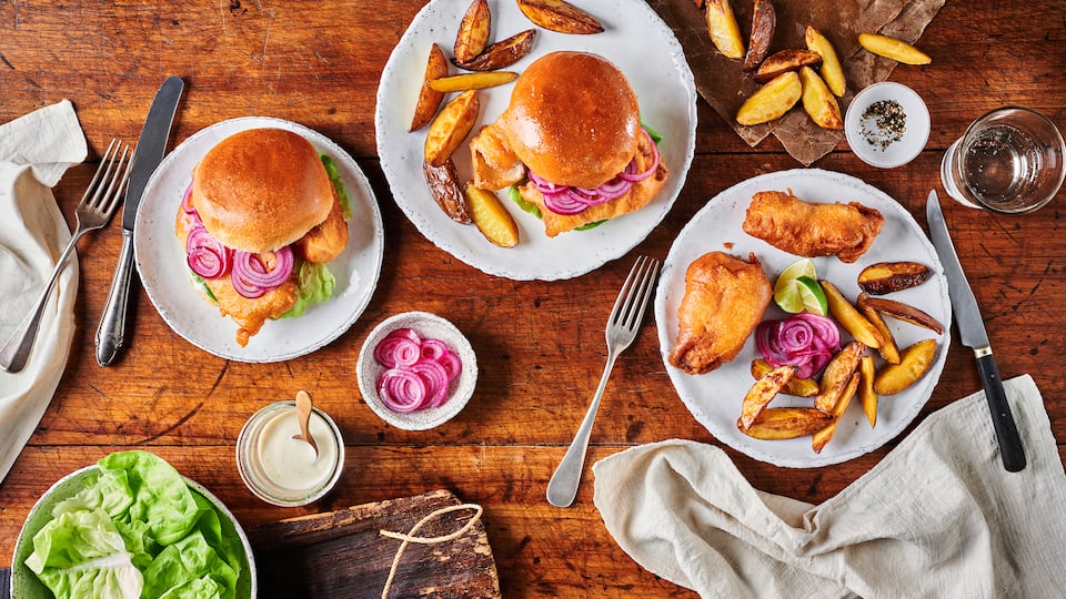 Lecker Backfisch im Brötchen! In unserer Version nehmen wir dafür selbst paniertes Kabeljaufilet und Brioche Burger Buns und dazu eine Limettenmajo!