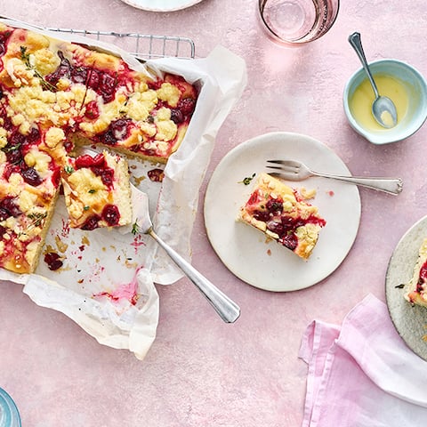 Thymian-Kirsch-Focaccia mit Orangenstreuseln