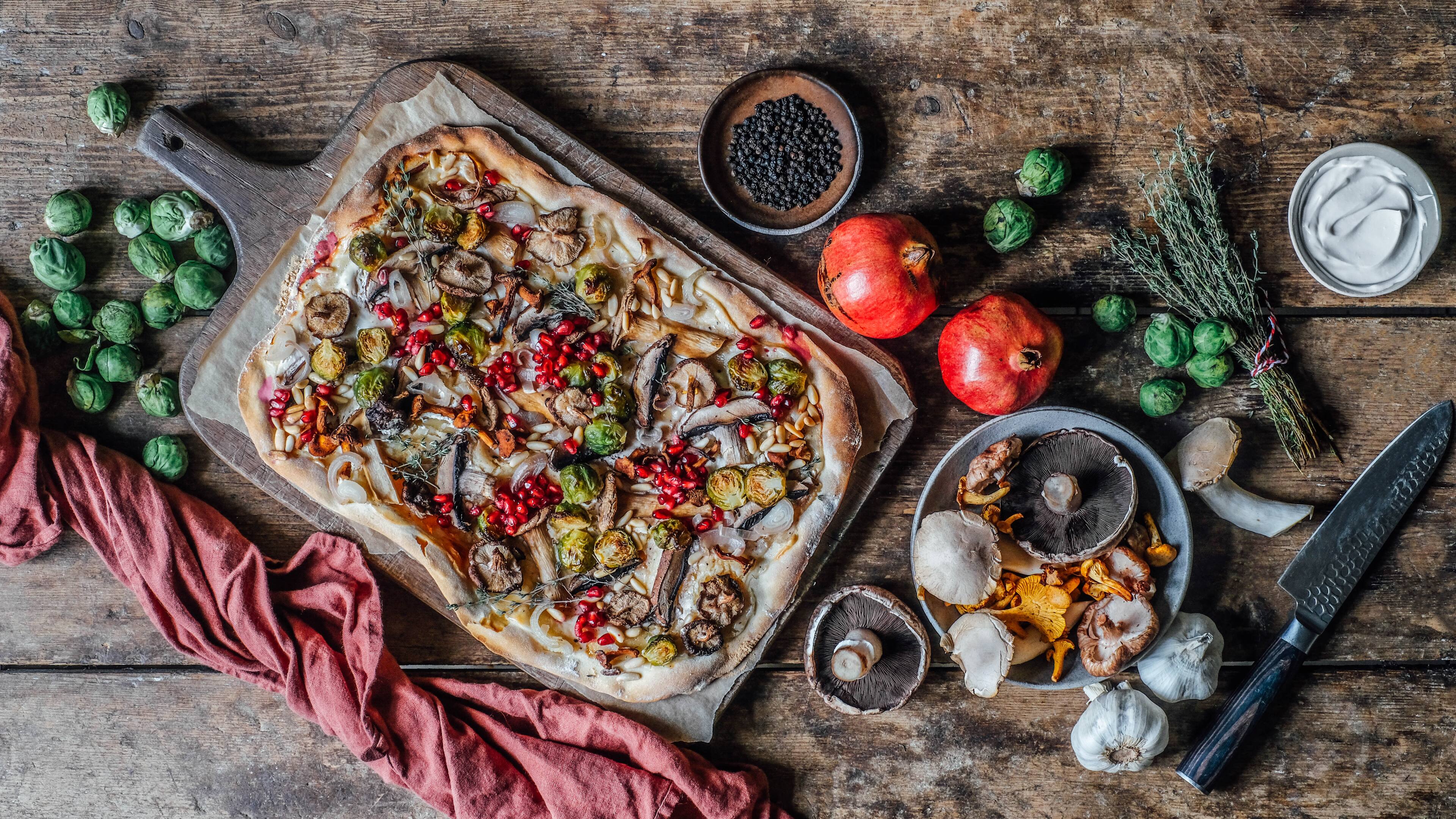 Veganer Flammkuchen mit Pilzen &amp; Rosenkohl - Rezept | EDEKA