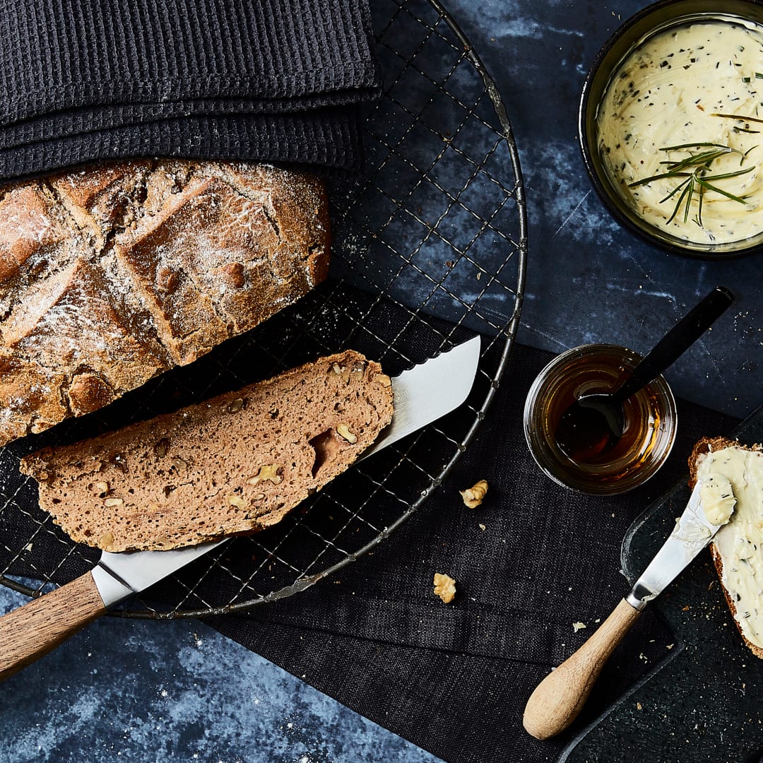 Walnussbrot mit Honig-Rosmarin-Butter - Rezept | EDEKA