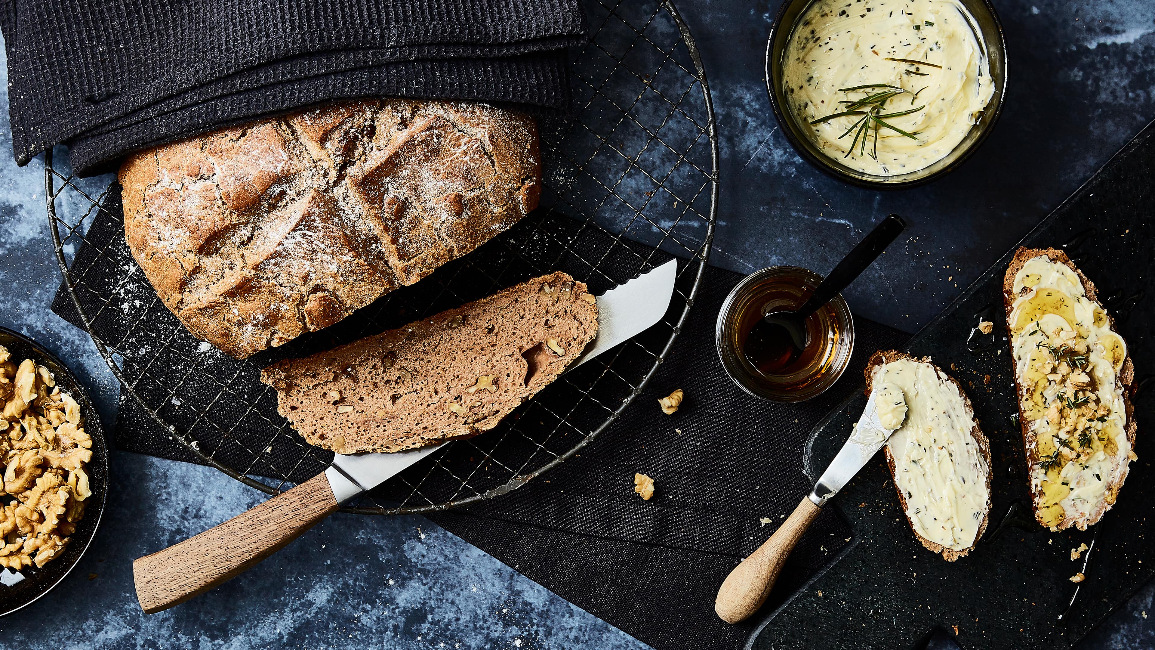 Walnussbrot mit Honig-Rosmarin-Butter - Rezept | EDEKA