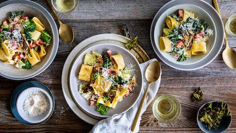 Mit Parmesan und Bacon schmeckt der zarte feine Kohl besonders lecker in unserer Wirsing-Pasta: Genau das richtige für den Herbst und Winter!