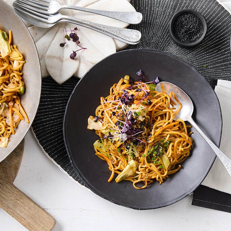 Yaki Soba mit Nudeln und Spitzkohl