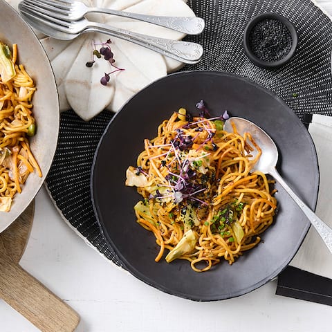 Yaki Soba mit Nudeln und Spitzkohl