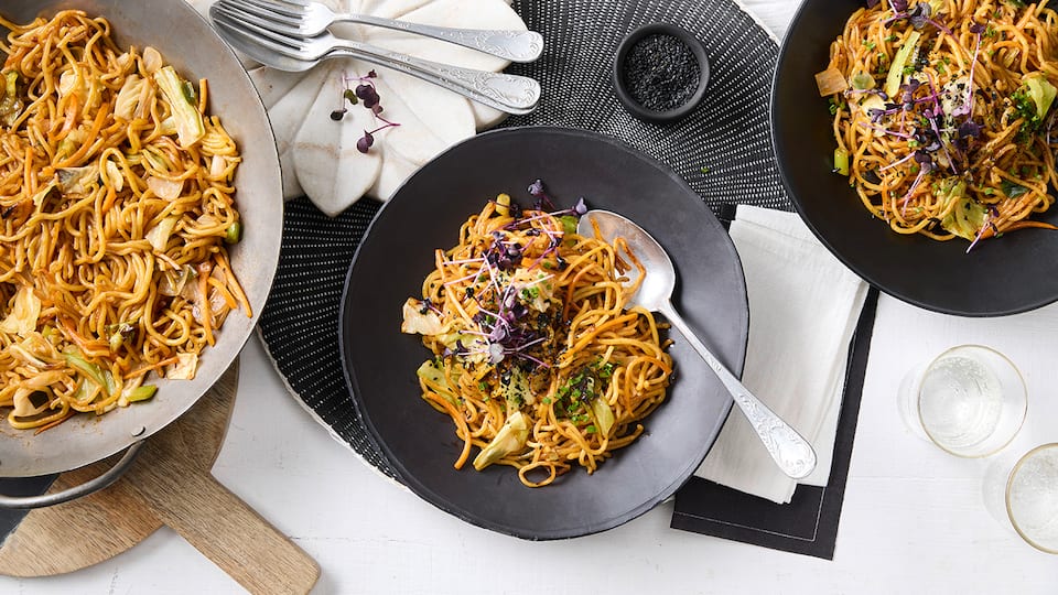 Yaki Soba mit Nudeln und Spitzkohl