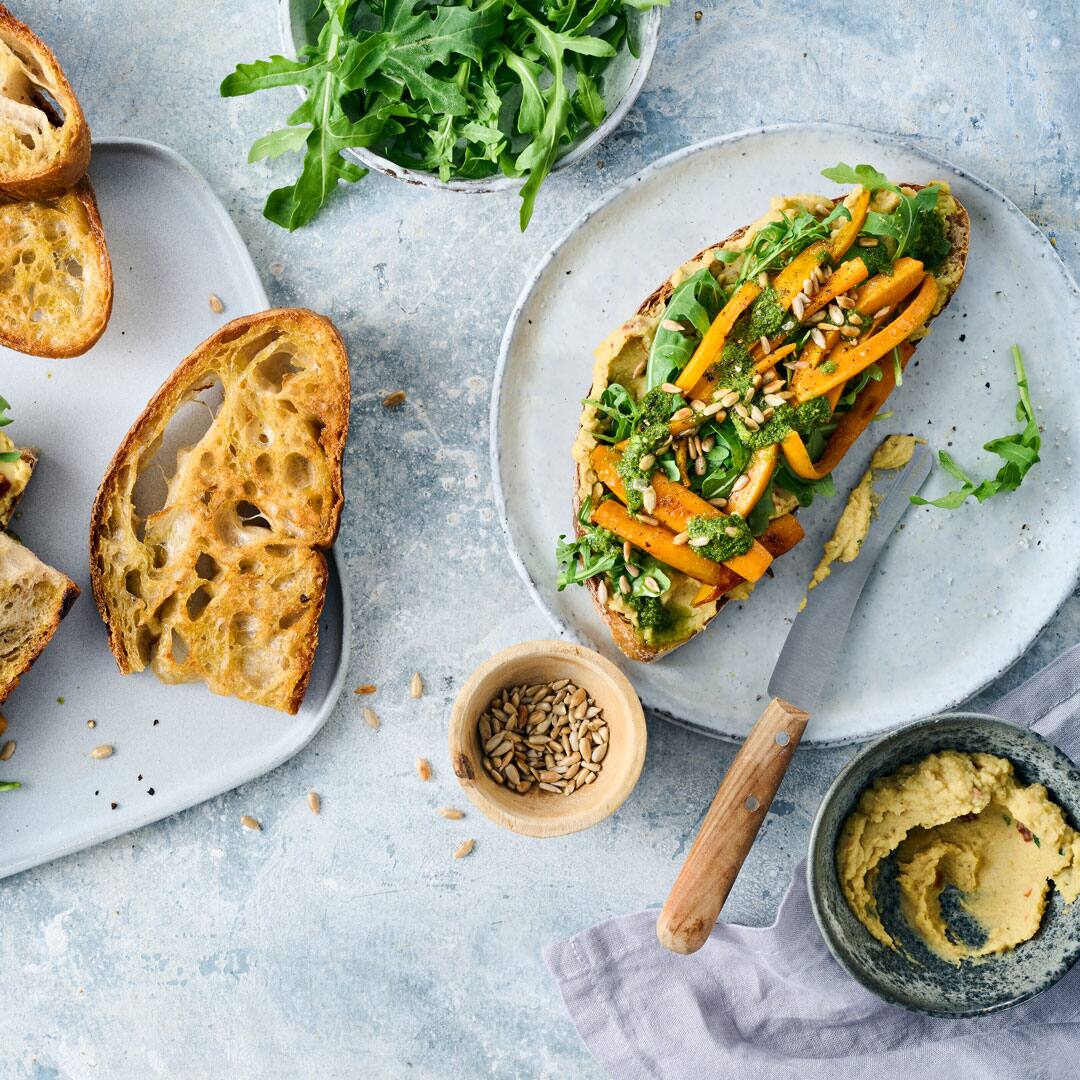 Crostinis mit Linsenpüree und gebratenen Möhren - Rezept | EDEKA