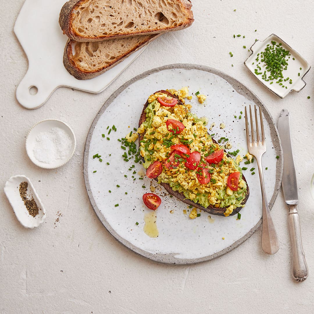 Avocado-Toast mit Rühr-Tofu