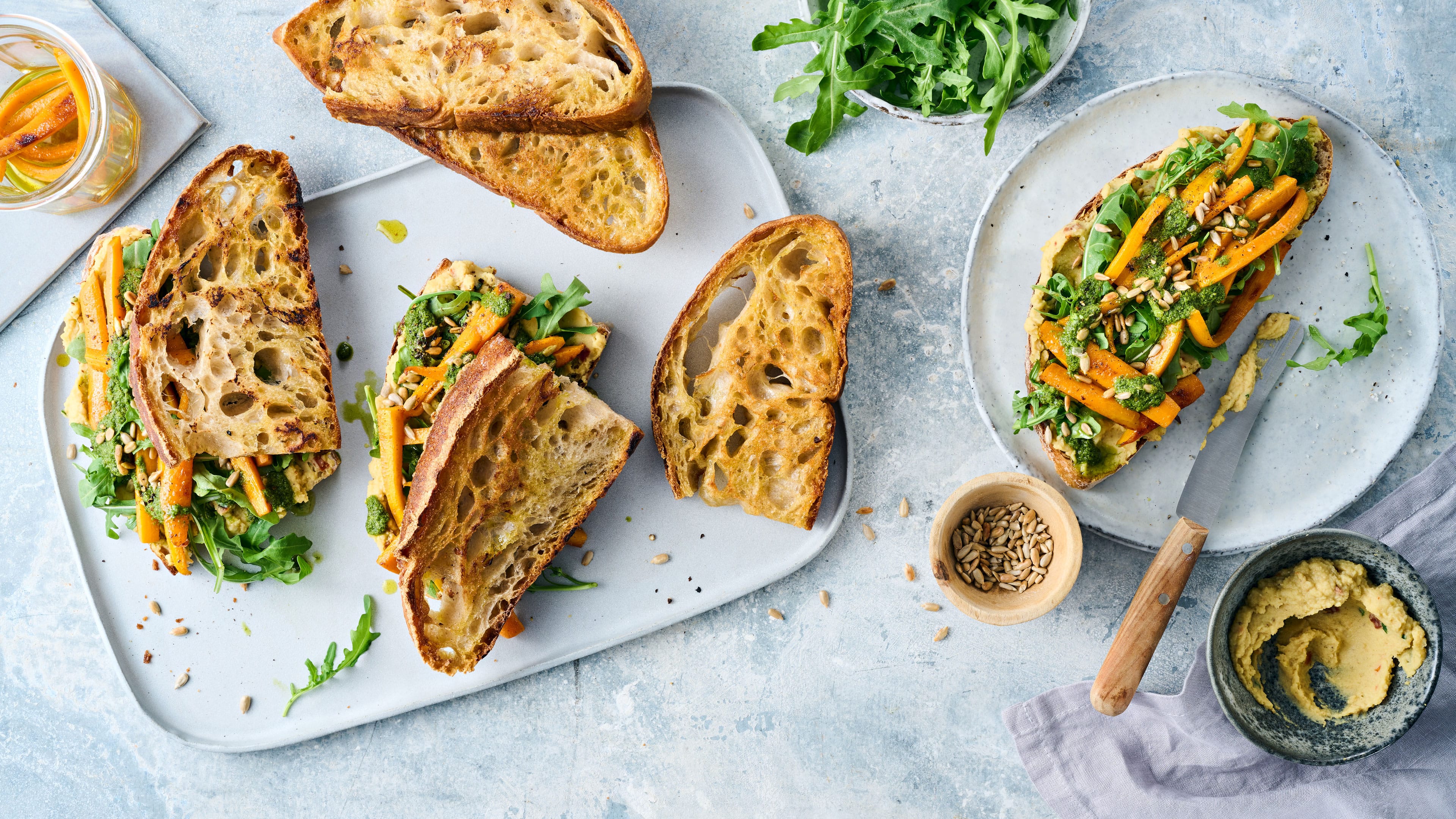 Crostinis mit Linsenpüree und gebratenen Möhren