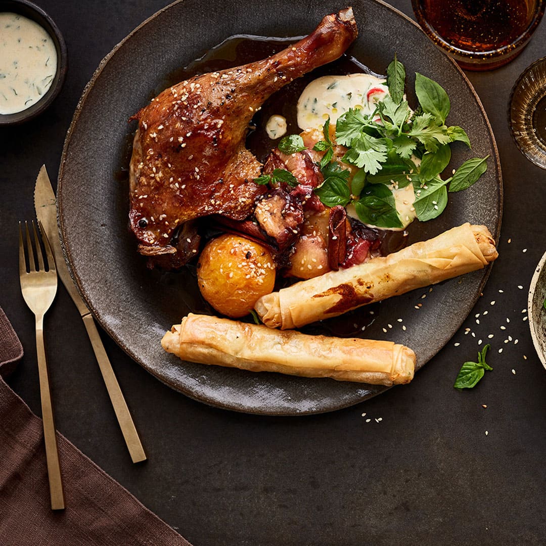 Entenkeulen mit Winter-Rolls und Thai-Mayonnaise 