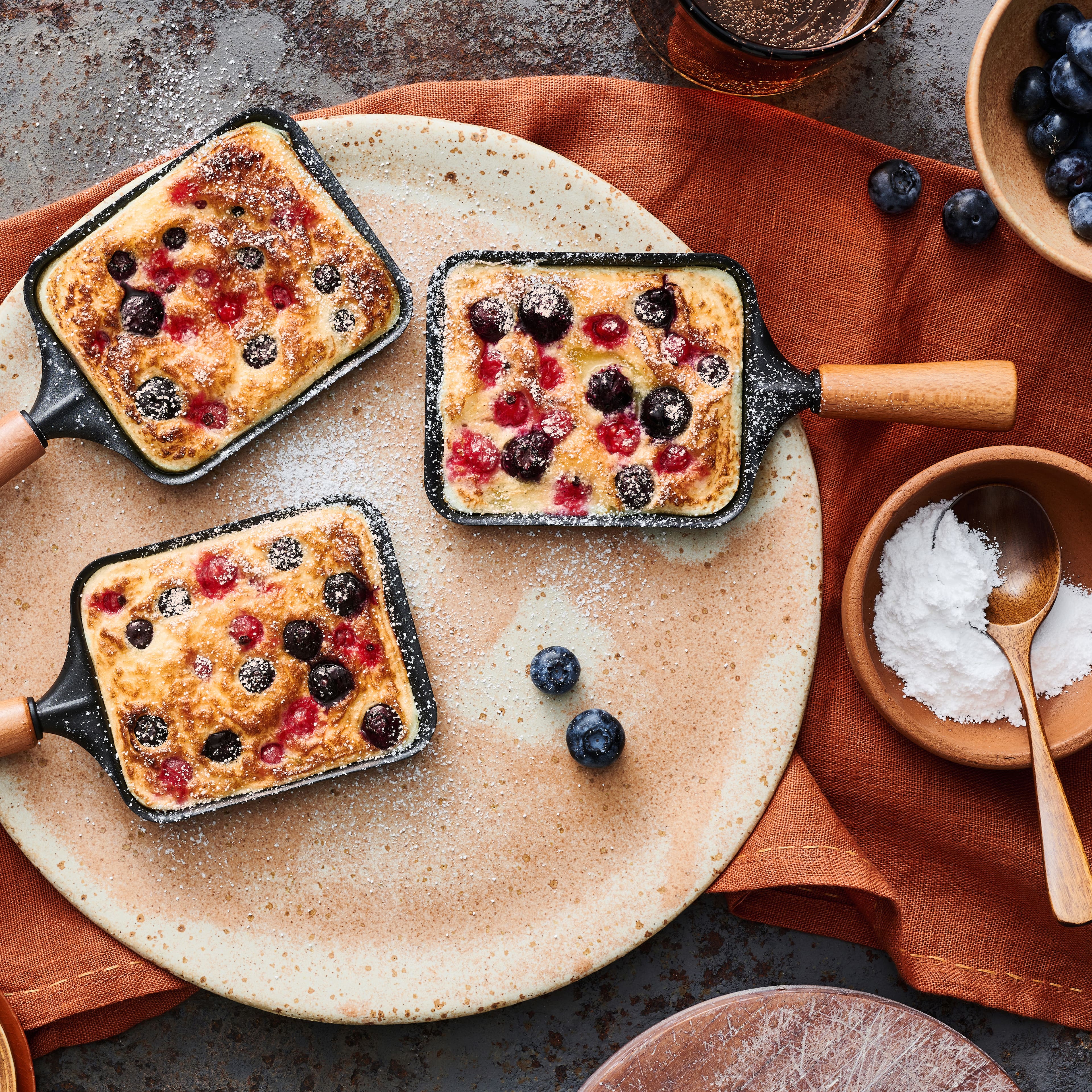 Raclette-Pancakes mit Beeren und Puderzucker