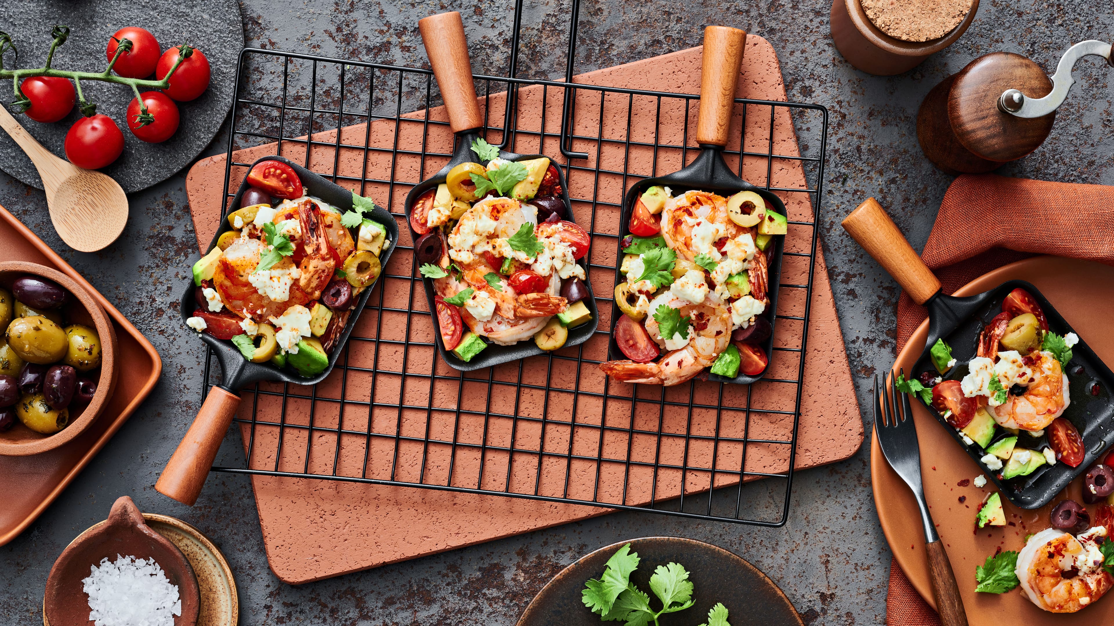 Raclette mit Garnelen, Avocado, Kirschtomaten und Oliven