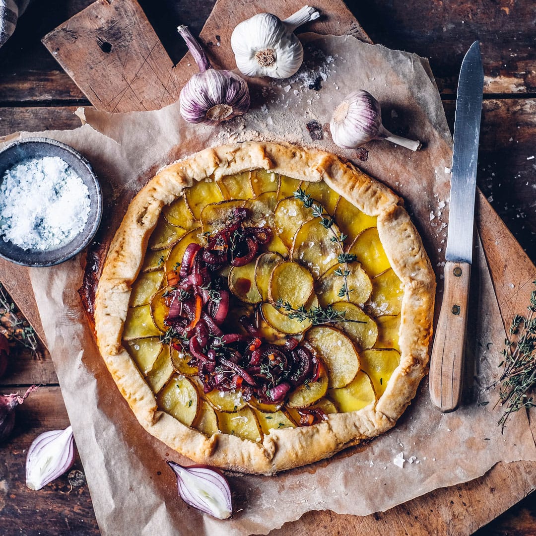 Vegane Galette mit Kartoffeln und Zwiebeln