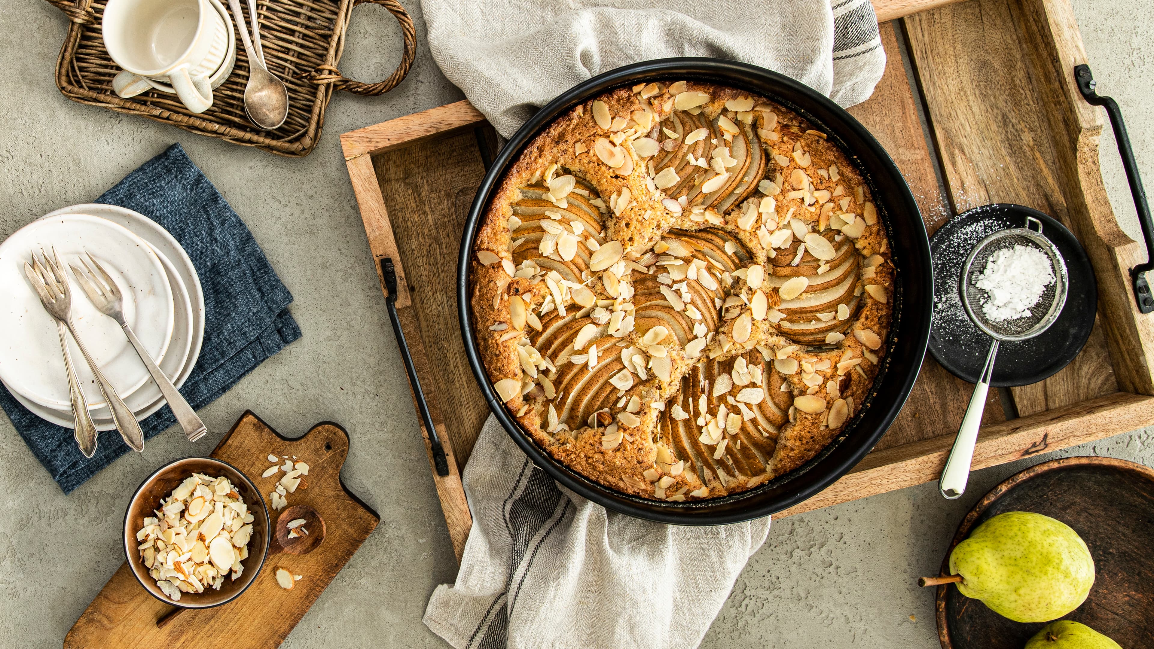 Versunkener Birnenkuchen mit Mandeln