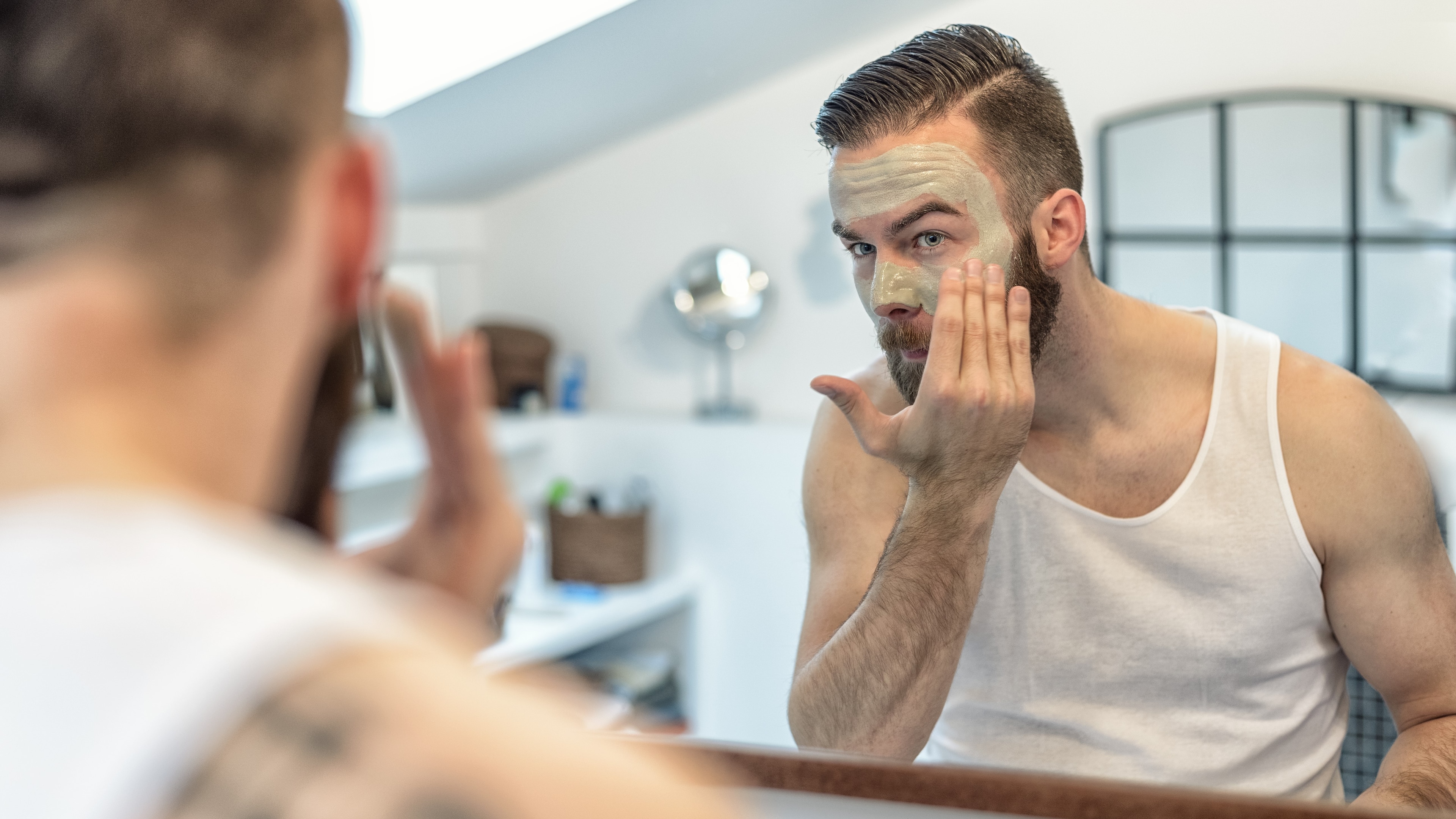 Gesichtspflege für Männer mit Gesichtsmaske