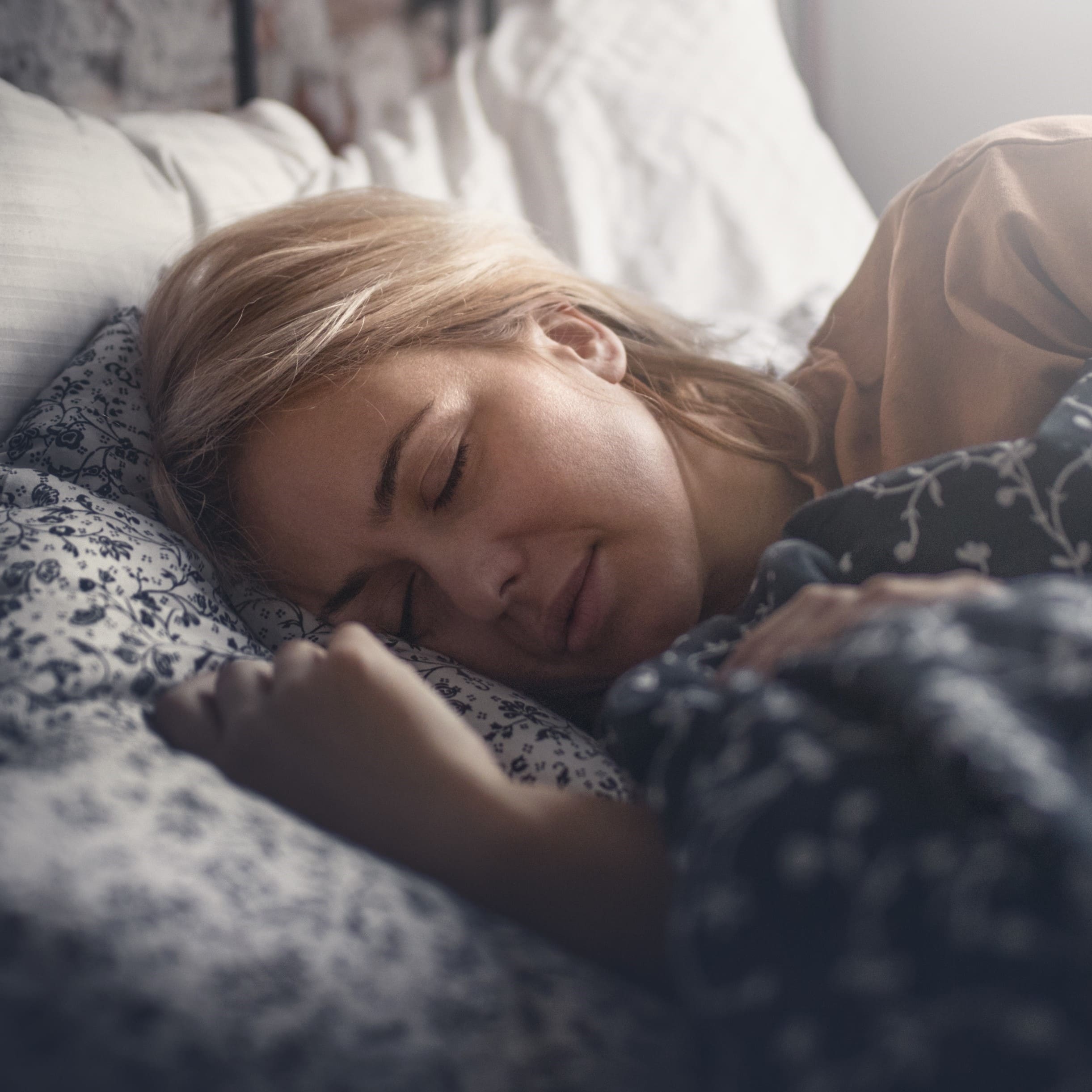 Frau im Bett wird schlank im Schlaf