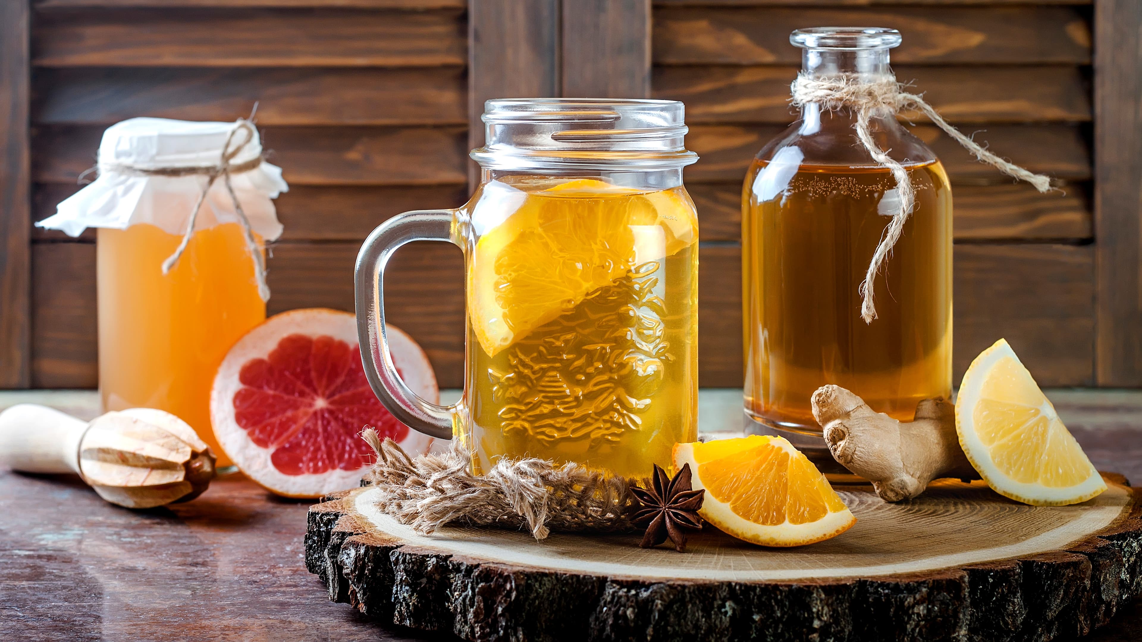 Kombucha in Gläsern und Flaschen