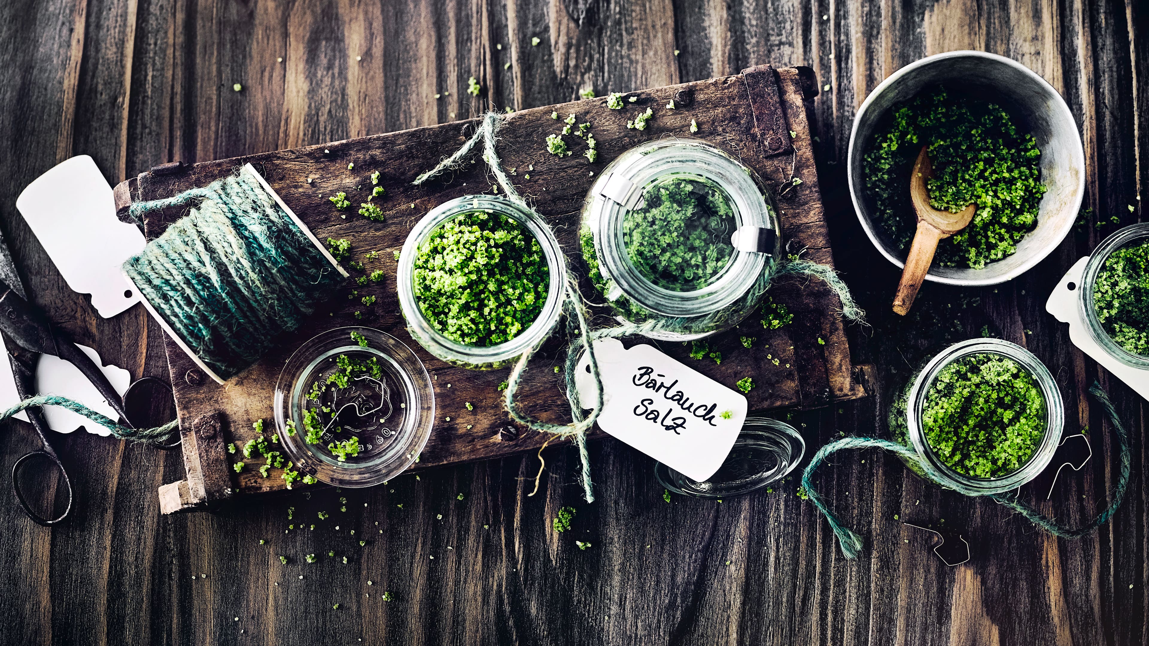 Bärlauch-Salz Frischer Bärlauch lässt sich prima mit Salz vereinen – machen Sie sich ein aromatisches Bärlauchsalz, das sich hervorragend zum Würzen von kalten Beilagen wie Tomate-Mozzarella oder zum Marinieren von Fleisch und Fisch eignet.