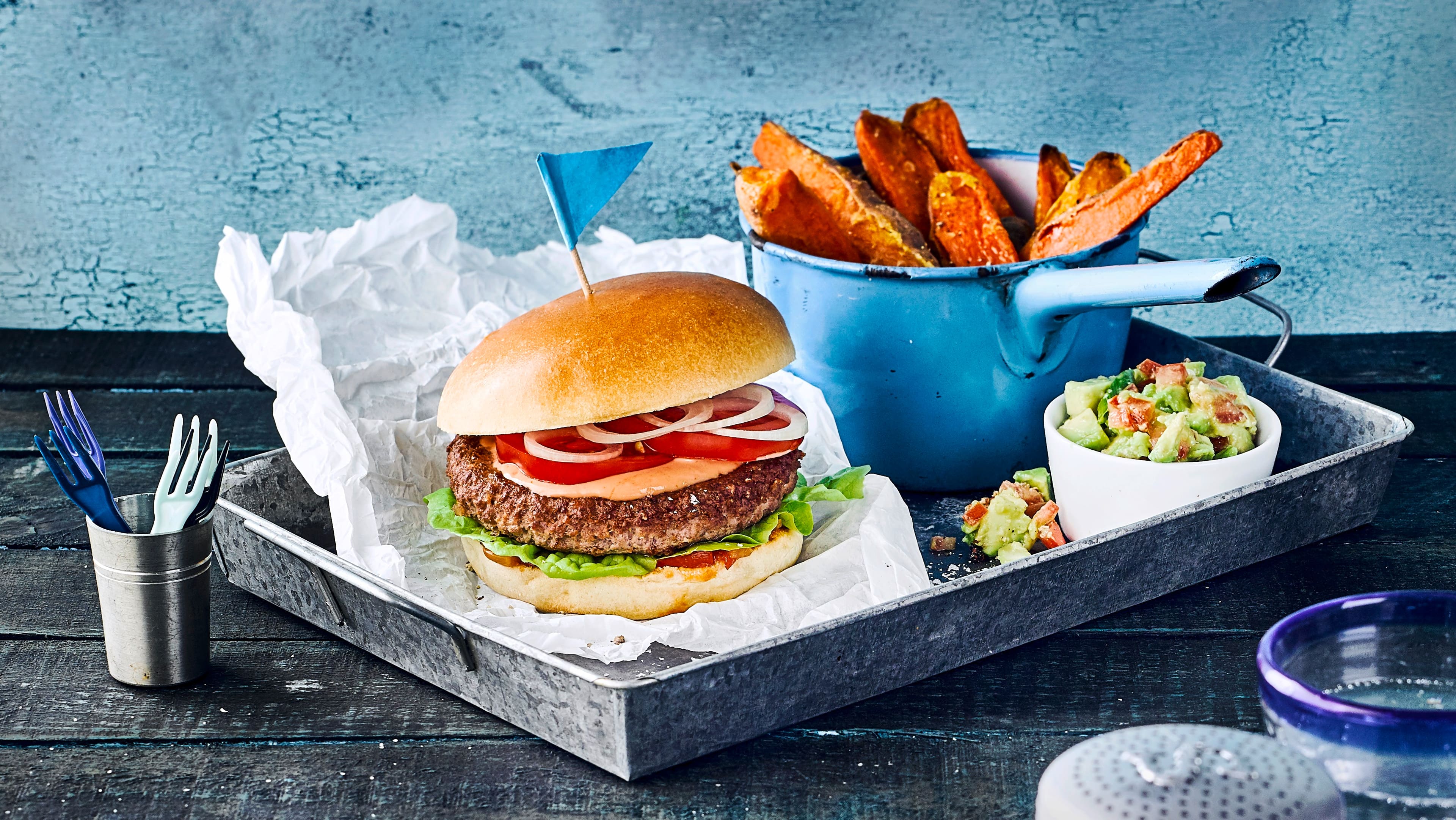 Burger mit Wedges Burger mit Wedges