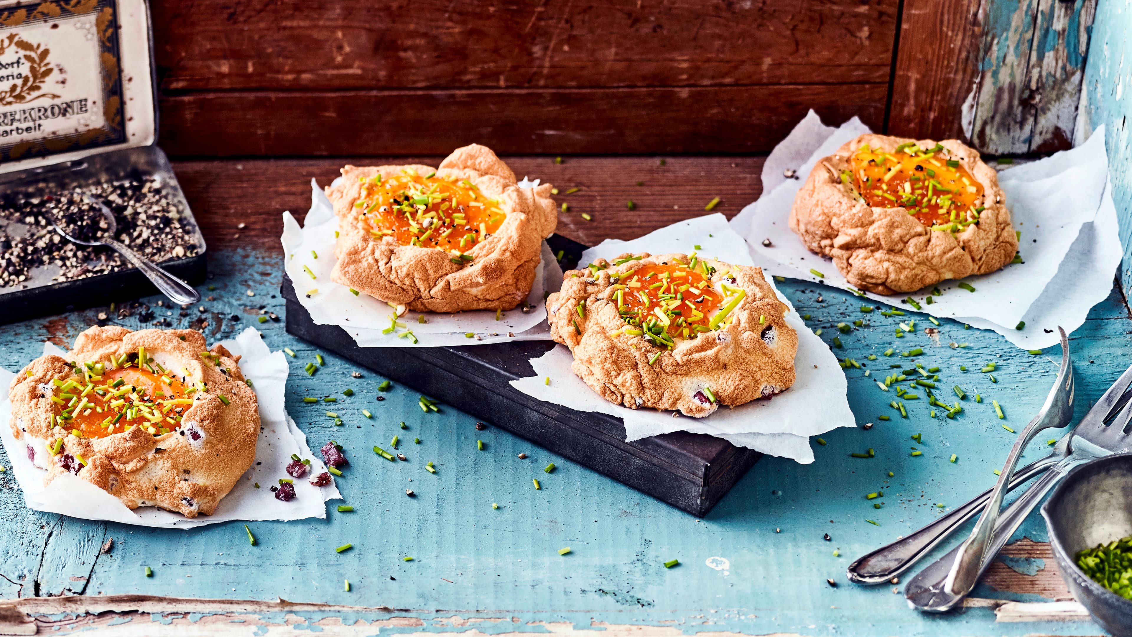 Cloud Eggs Neben Eiern benötigt man nur ein paar Gewürze für fluffige Cloud Eggs. Aber nach Belieben lassen diese sich mit Champignons, Schinkenwürfeln, Ziegenkäse, Cheddar oder oder zubereiten.