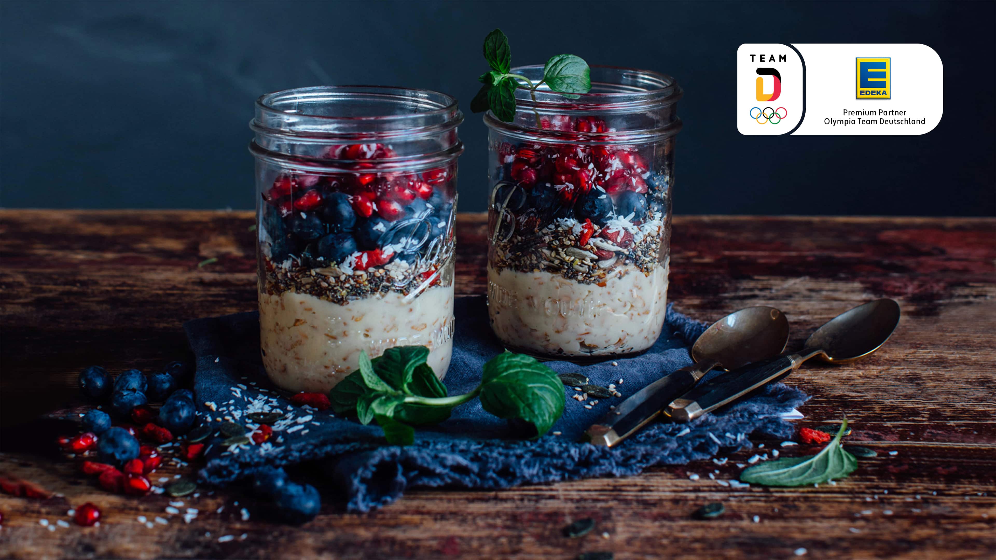 Dinkel-Cashew-Porridge Dinkel-Cashew-PorridgeUnser Porridge ist nicht nur super lecker, sondern kommt auch ganz ohne tierische Zutaten aus. Wir bereiten das Dinkel-Chashew-Porridge mit Haselnuss- oder alternativ Hafermilch zu und garnieren es mit frischen Beeren und Granatapfelkernen.