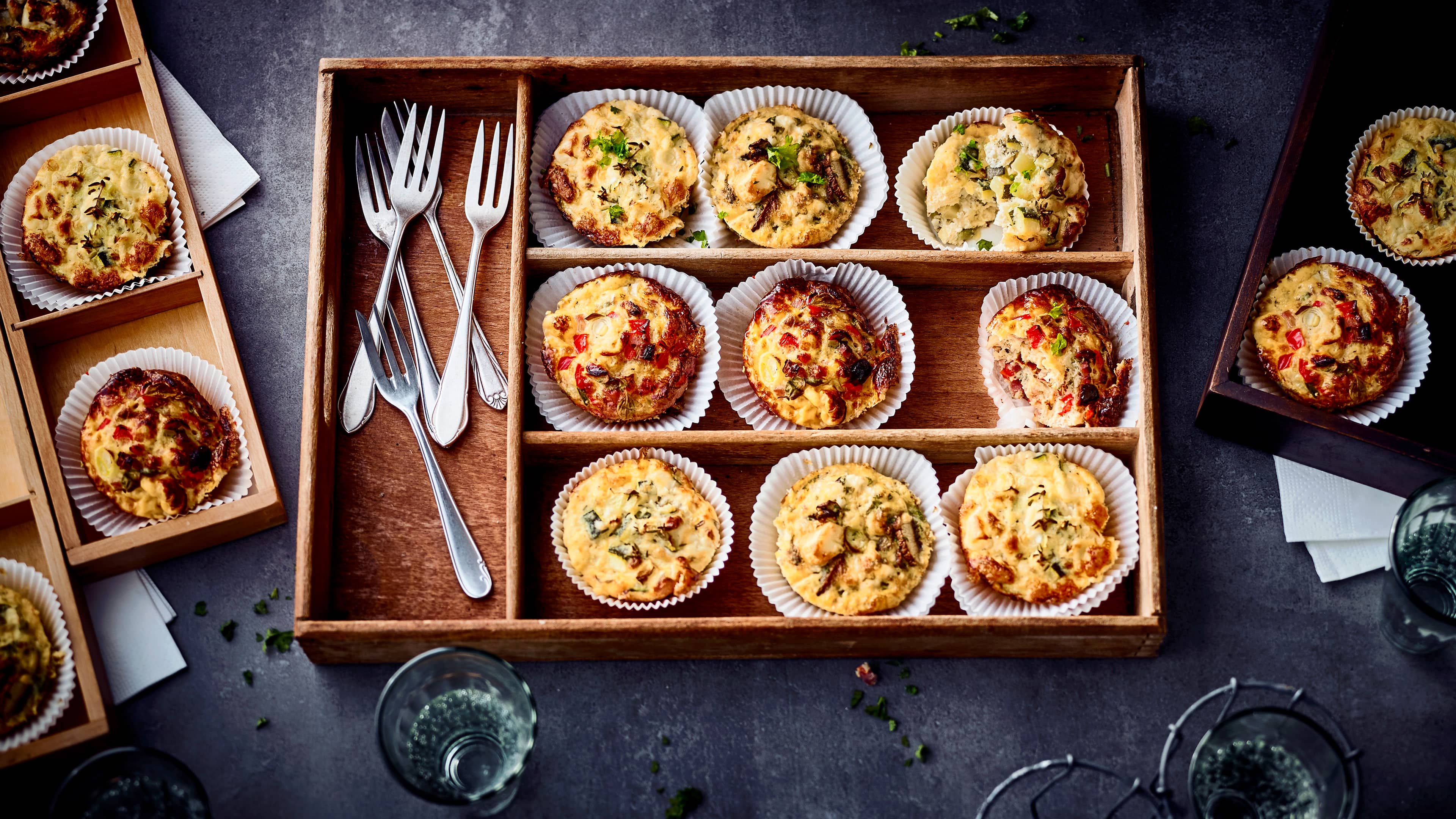 Eier Muffins Wenn Sie eine neue Idee für den nächsten Frühstücksbrunch brauchen, haben wir hier etwas für Sie: Dreierlei Eier-Muffins - Je nach Geschmack mit Champignons & Feta, Tomate & Paprika oder Spargel & Ziegenkäse. Oder einfach alle ausprobieren!
