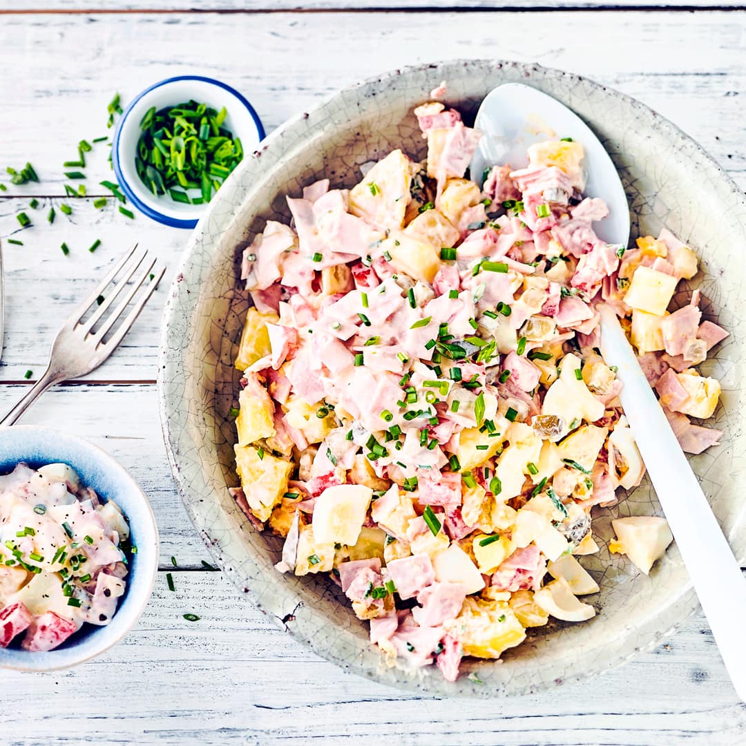 Eiersalat mit Kartoffeln Für Ihr nächstes Party-Büfett: Probieren Sie unseren Eiersalat mit Kartoffeln, Schinken, Tomaten, Schnittlauch und Gewürzgurken an Mayonnaise-Joghurt-Dressing!