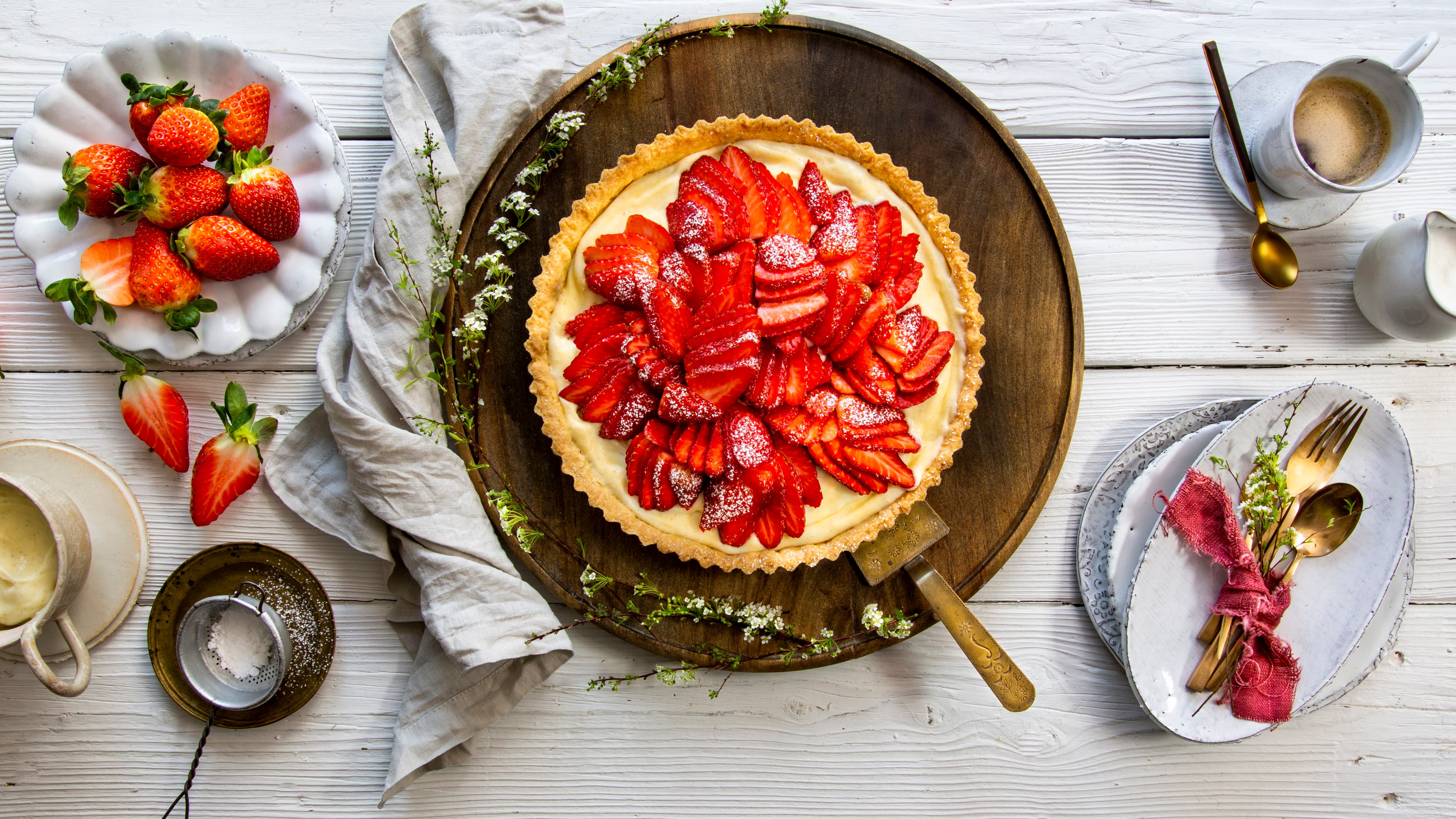 Erdbeerkuchen Unser Erdbeerkuchen-Rezept überzeugt mit saftigen Beeren, einer selbst gemachten Puddingcreme und einem knusprigen Teig. Letzteren können Sie auch am Vortag zubereiten und so Zeit sparen.