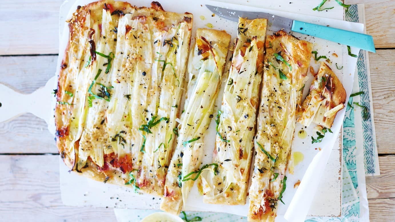 Flatbread mit weißem Spargel Raffiniertes Gericht mit selbstgemachtem Fladenbrot: Probieren Sie unser knusprig gebackenes Flatbread mit Büffelmozzarella, Speck und weißem Spargel!
