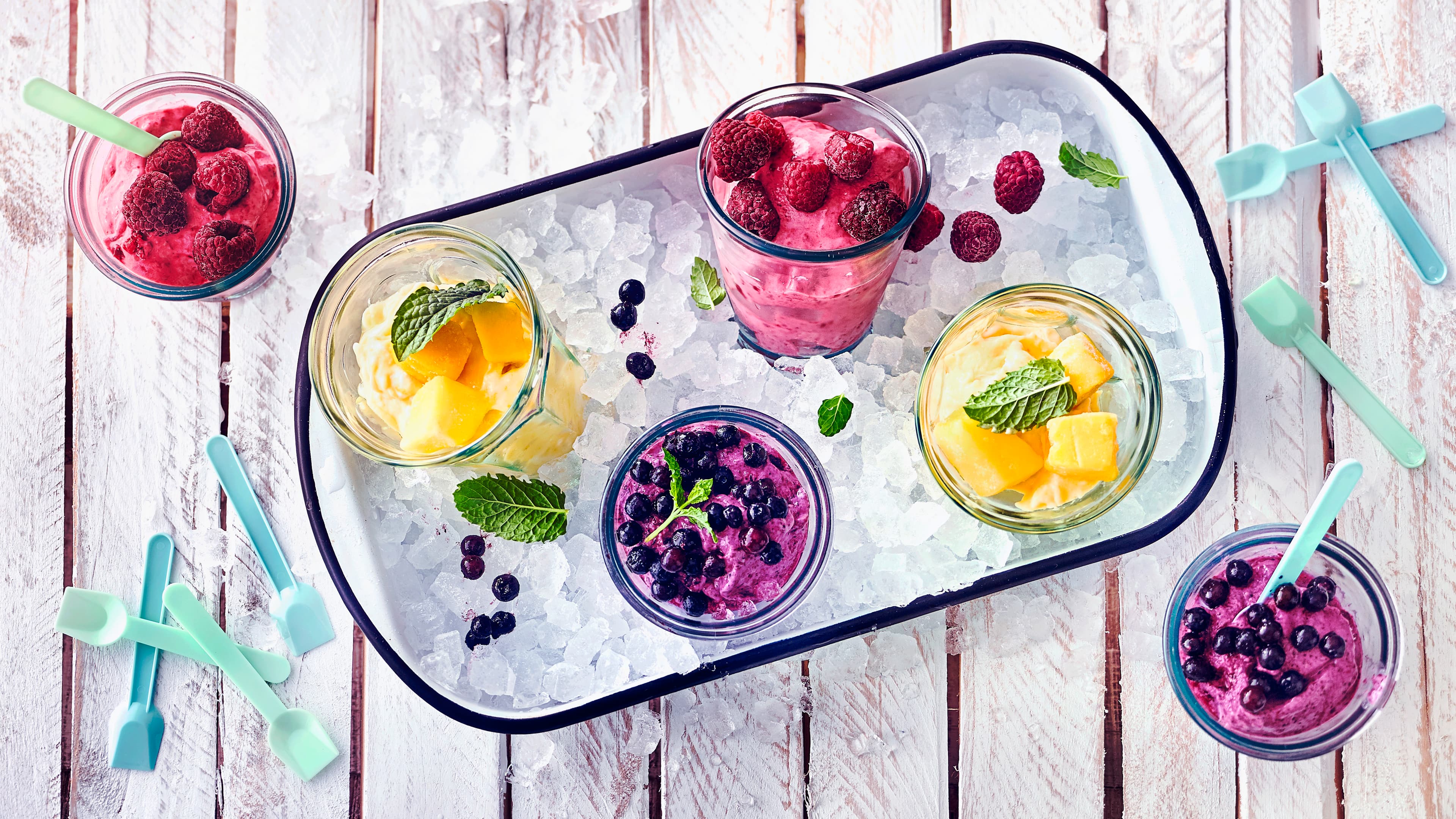 Frozen Joghurt Die erfrischende und Alternative zu Speiseeis ist Frozen Joghurt oder Froyo. Denn statt Sahne wird hierfür Naturjoghurt oder Griechischer Joghurt verwendet. Durch die frischen Früchte kreieren Sie Ihre Lieblingssorte einfach selbst.