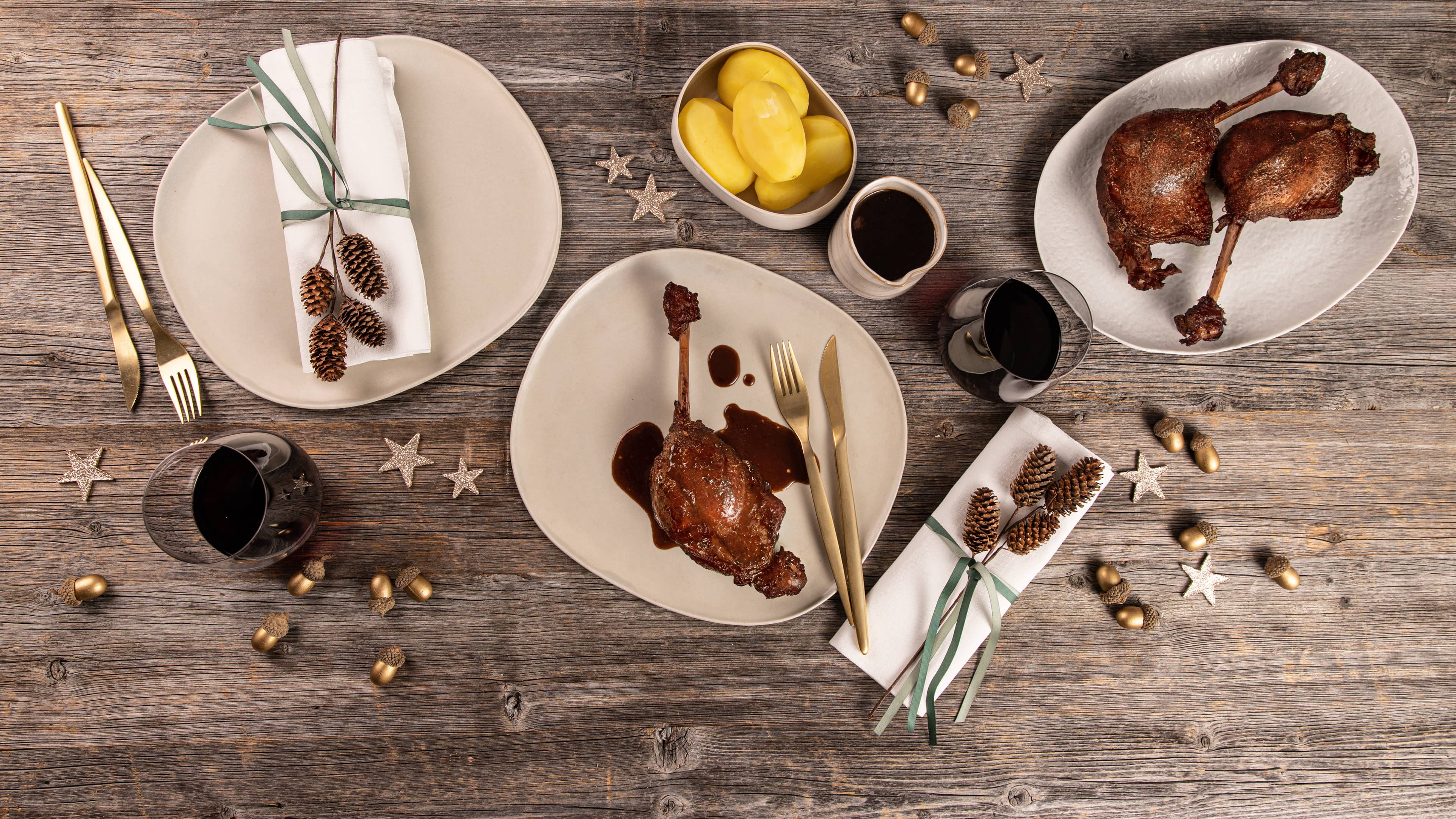 Gänsekeule mit Soße Unser liebstes Weihnachtsgeflügel ist die Gans! Probieren Sie doch einmal festliche Gänsekeule mit würziger Soße und dazu Kartoffeln.