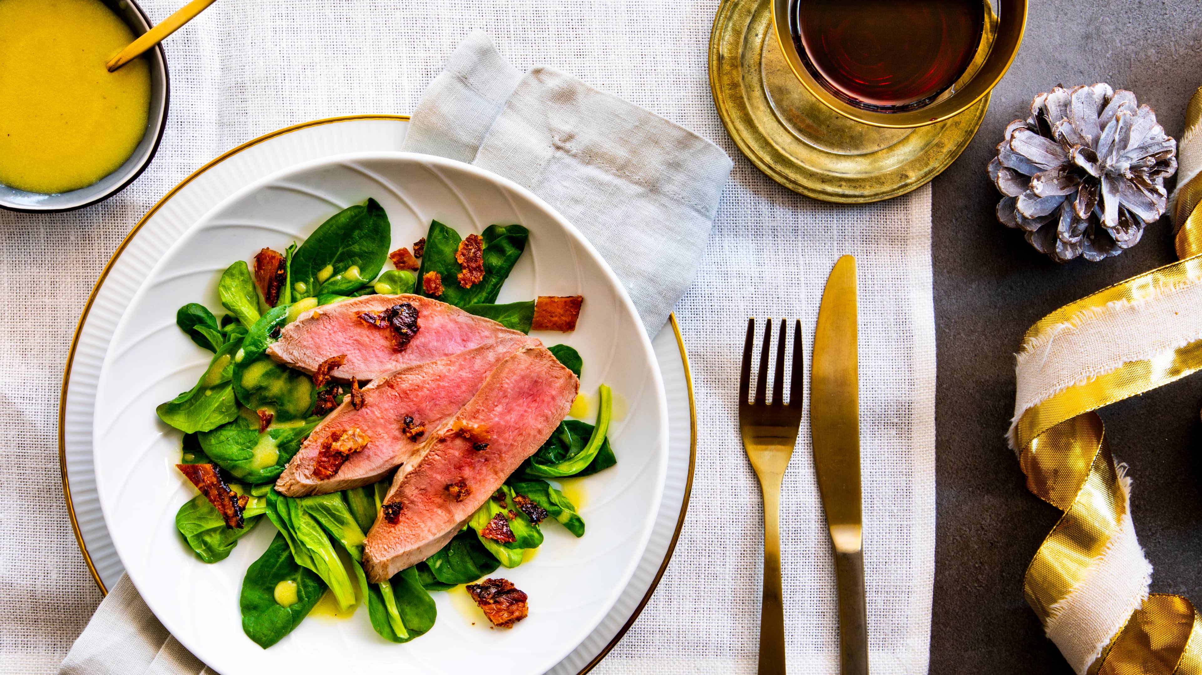 Geräucherte Entenbrust mit Feldsalat Geräucherte Entenbrust mit Feldsalat zu Weihnachten? - Wenn schon weihnachtlich, dann richtig! Bei uns wird die Entenbrust sogar in einer leeren Keksdose geräuchert und anschließend mit Feldsalat zusammen serviert!