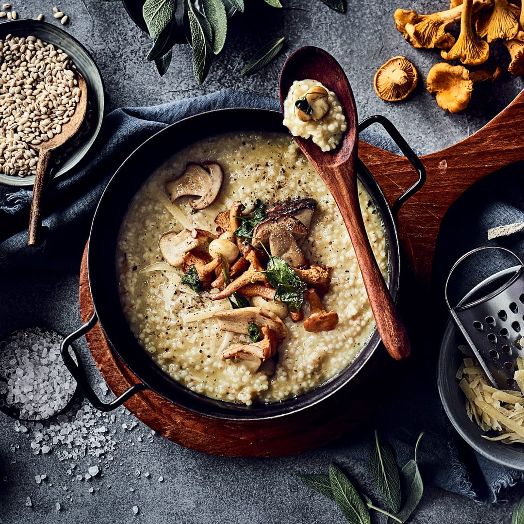Graupenrisotto Wärmend und köstlich zugleich: Entdecken Sie unser Rezept für Graupenrisotto mit Pfifferlingen, Champignons und Steinpilzen!