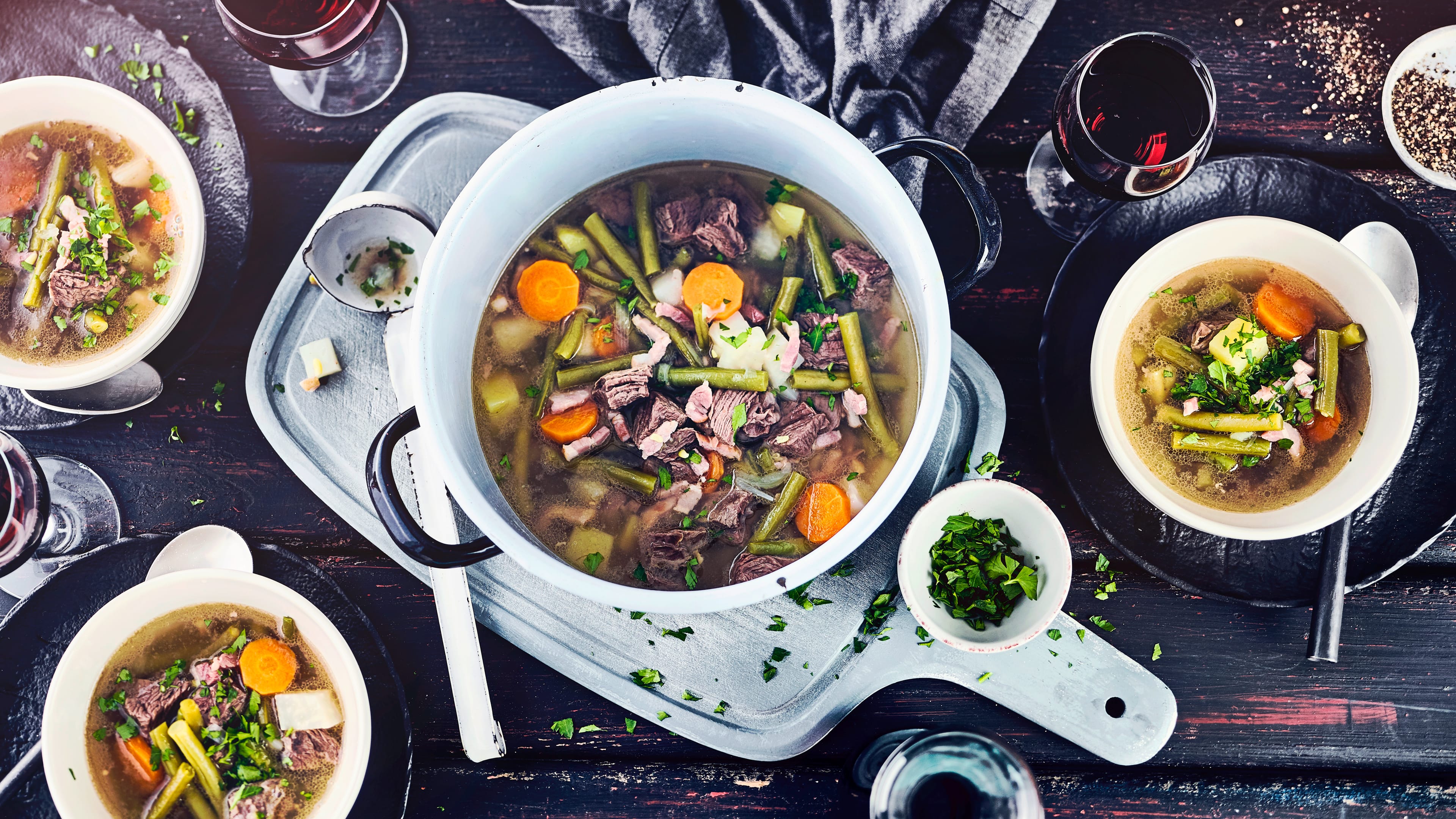 Grüne Bohnensuppe Grüne Bohnensuppe mit Rindfleisch und Brechbohnen im Topf