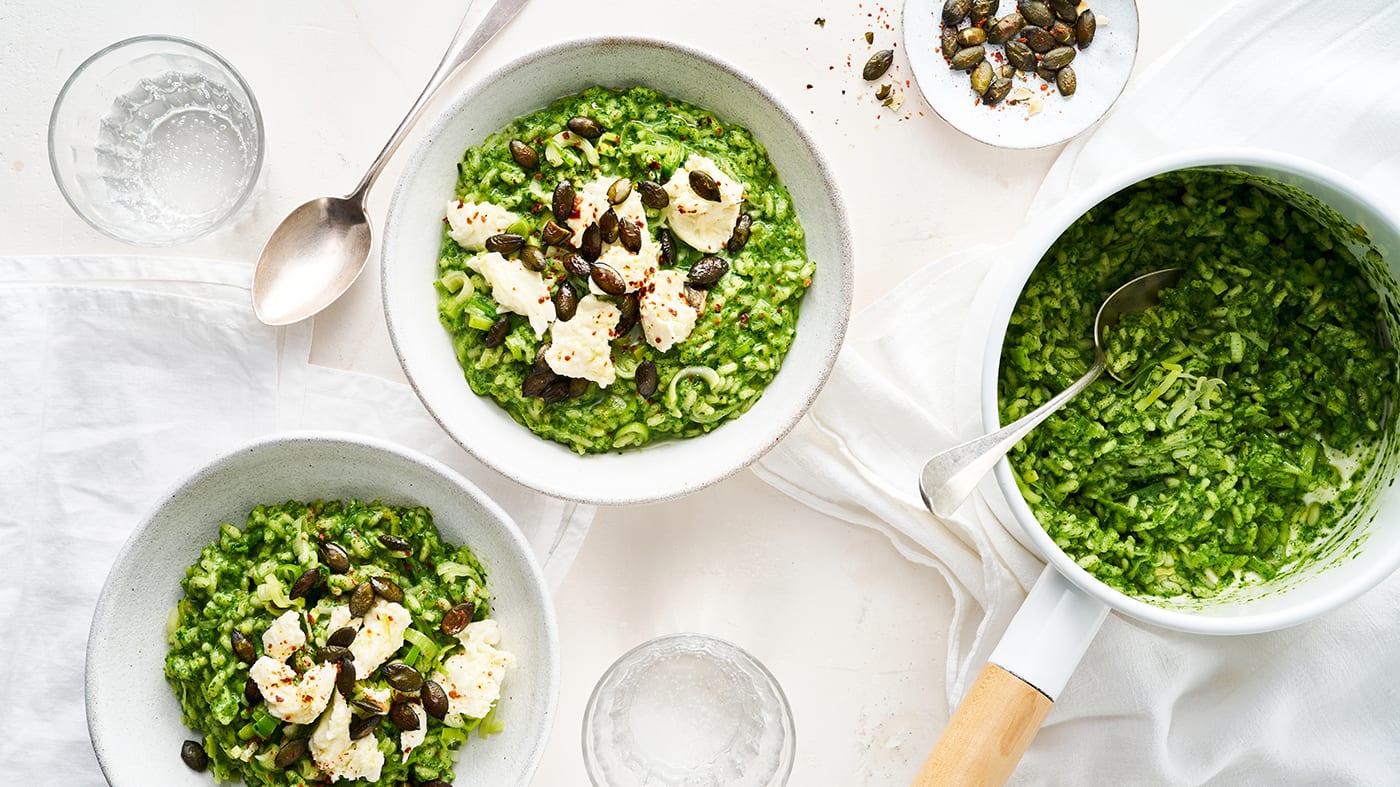 Rezept für Grünkohl-Lauch-Risotto mit Mozzarella Schalen mit cremigem Reis in grüner Soße, getoppt mit Mozzarella, Parmesan und gerösteten Kürbiskernen