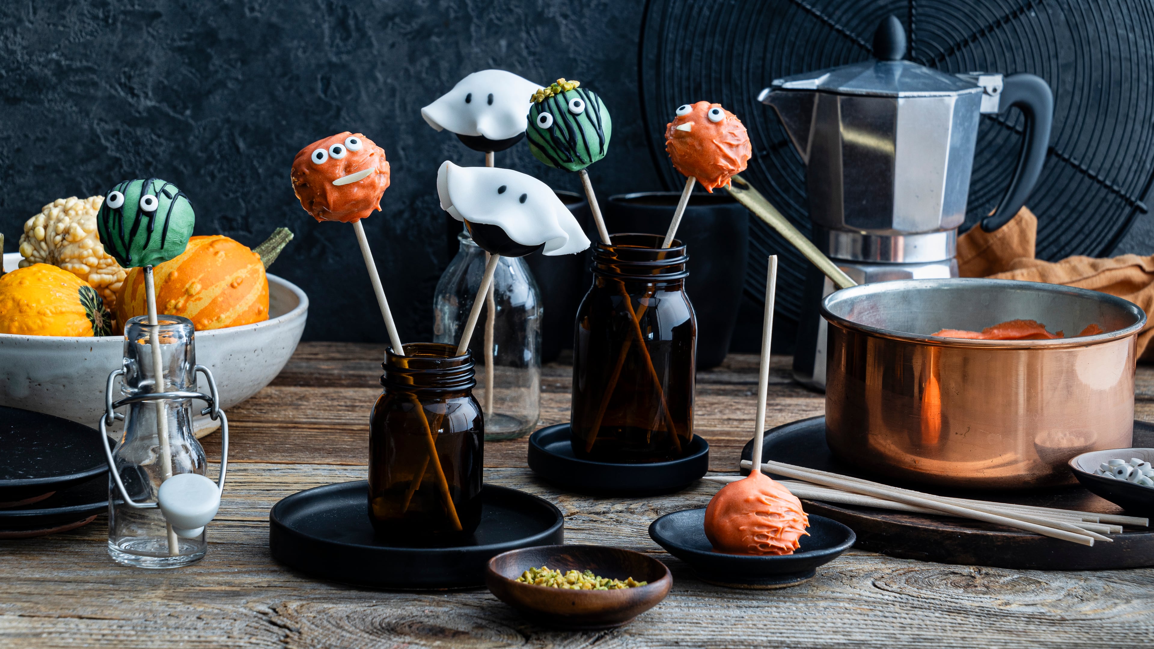 Halloween Cake Pops Grusel, Grusel, Geisterstunde! Unser Rezept für dreierlei gruselige Halloween Cake Pops sind genau das Richtige für die nächste Halloweenparty.