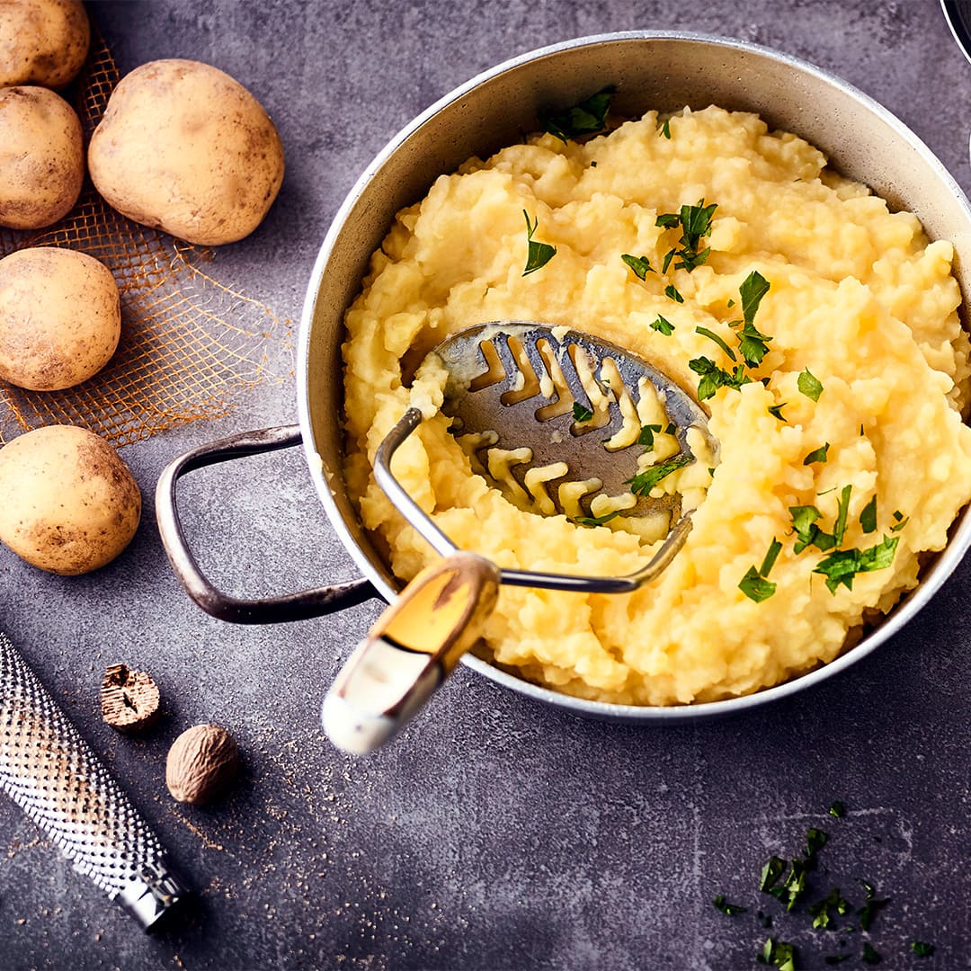 Kartoffelbrei Lecker selbstgemachter Kartoffelbrei: Unser Rezept ist einfach und geht ganz schnell. Passt zu vielen Gerichten und hervorragend zu Fisch und Fleisch.