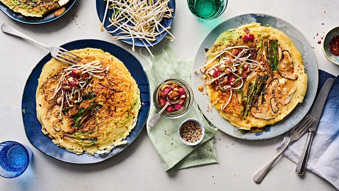 Koreanische Pfannkuchen mit Sojasprossen Wer sagt Pfannkuchen können immer nur süß zubereitet werden? Sorgen Sie mit diesem leckeren asiatischen Rezept für Abwechslung.