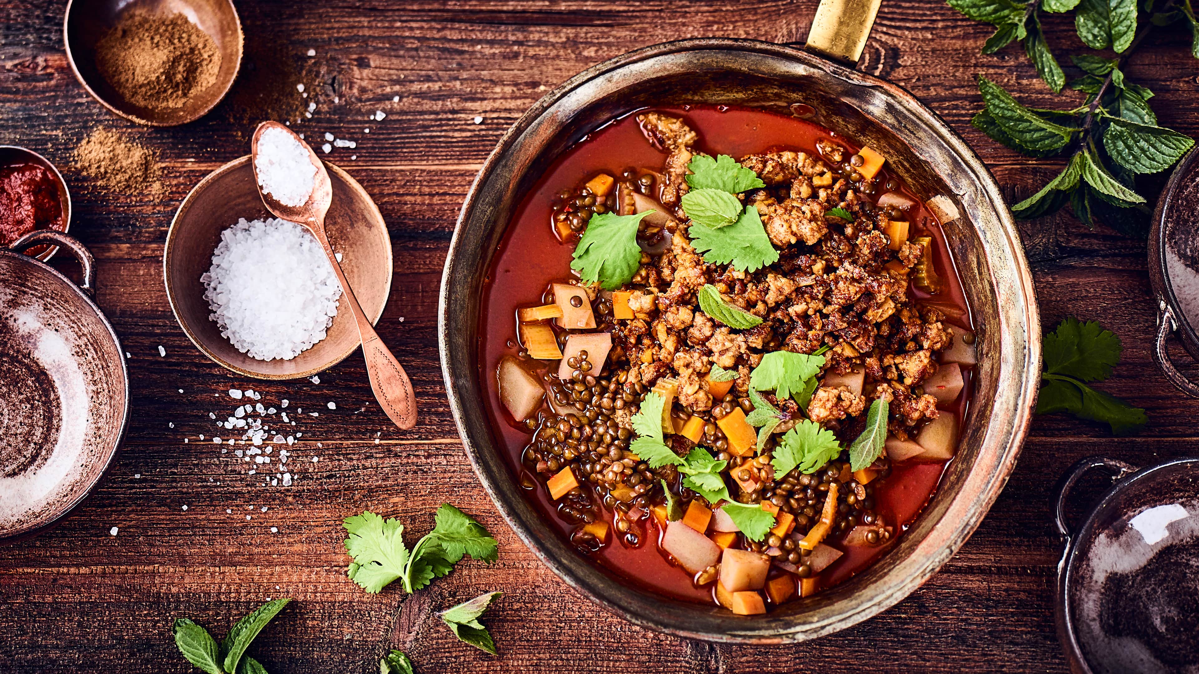 Linseneintopf mit veganem Hack Veganes Hack und schwarze Linsen sind die Hauptbestandteile unseres leckeren veganen Linseintopfs mit Hack, Kartoffeln, Koriander und Minze.