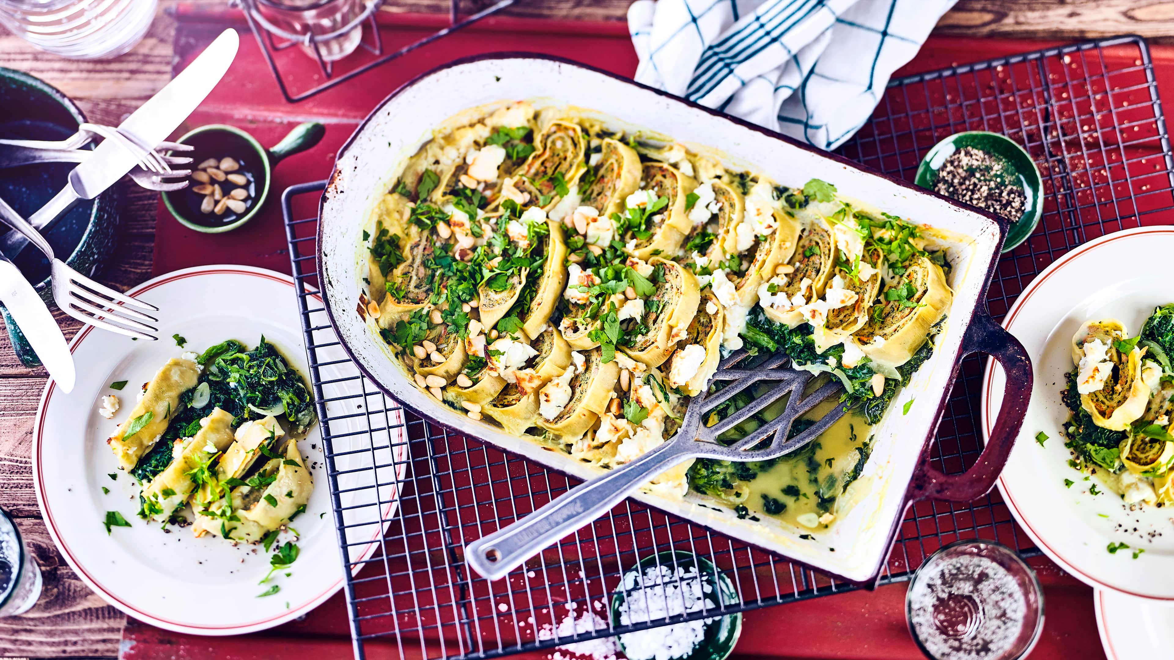 Maultaschen-Auflauf Maultaschen, mal nicht ganz klassisch zubereitet sondern als Auflauf verarbeitet. Mit Spinat, Feta und Pinienkernen wird daraus ein echter Leckerbissen auf dem Tisch.