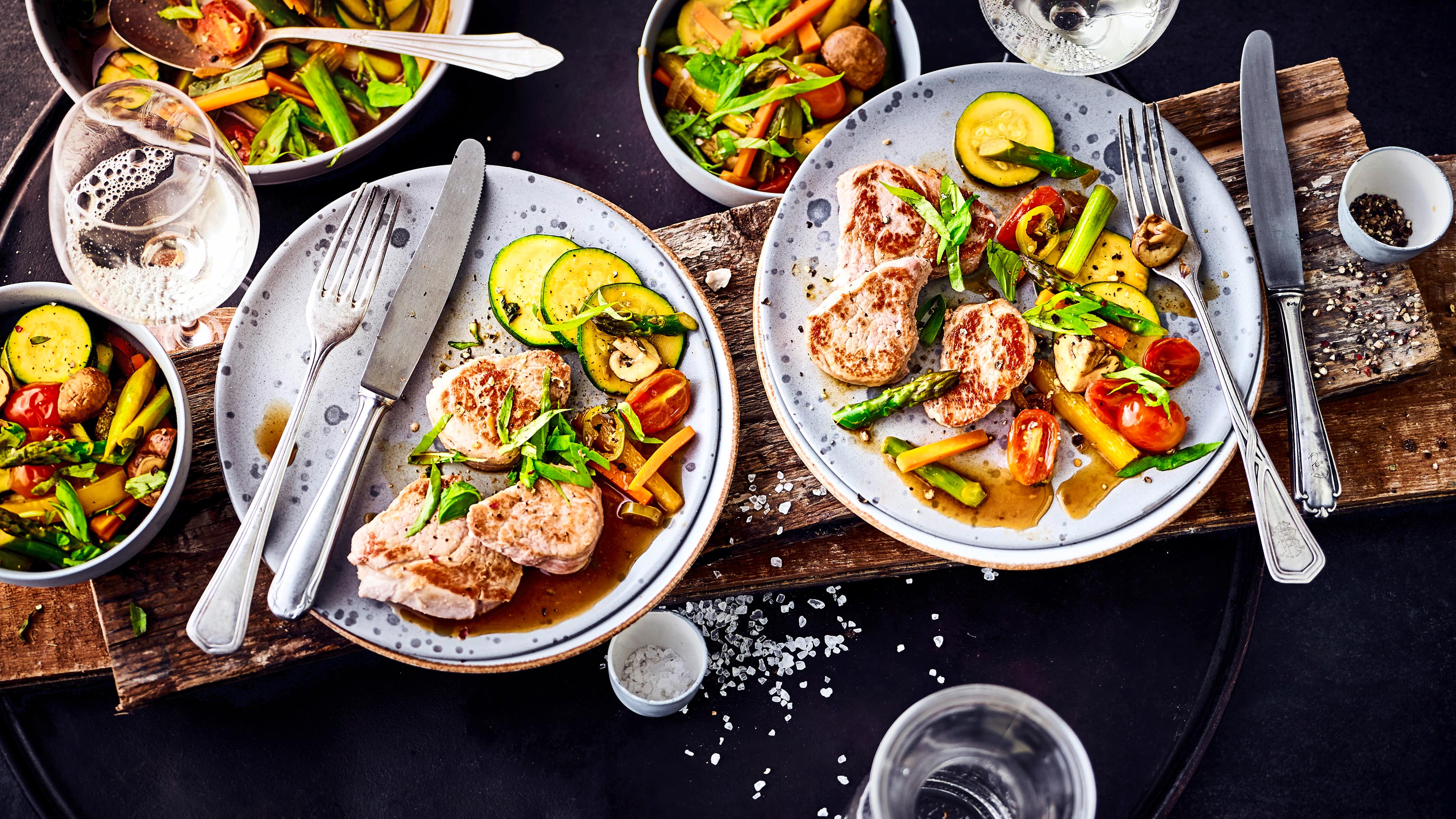 Medaillons mit Spargelgemüse Zartes Spargelgemüse mit gebratenen Schweinemedaillons: Kochen Sie doch einmal für Ihre Gäste und verwöhnen Sie den Gaumen mit dieser Kombination!