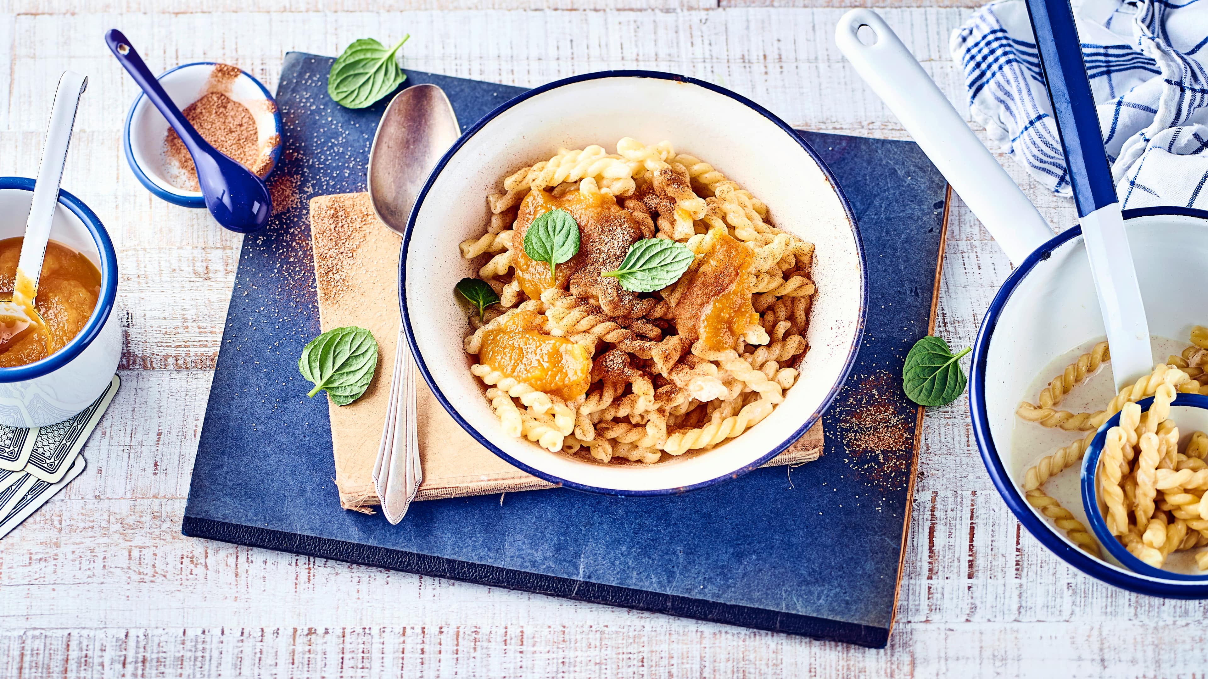 Milchnudeln Da kommen Erinnerungen hoch: Selbstgemachte Milchnudeln wie früher bei Oma. Am besten schmecken die sahnigen Nudeln mit Apfelkompott und Zimt und Zucker.