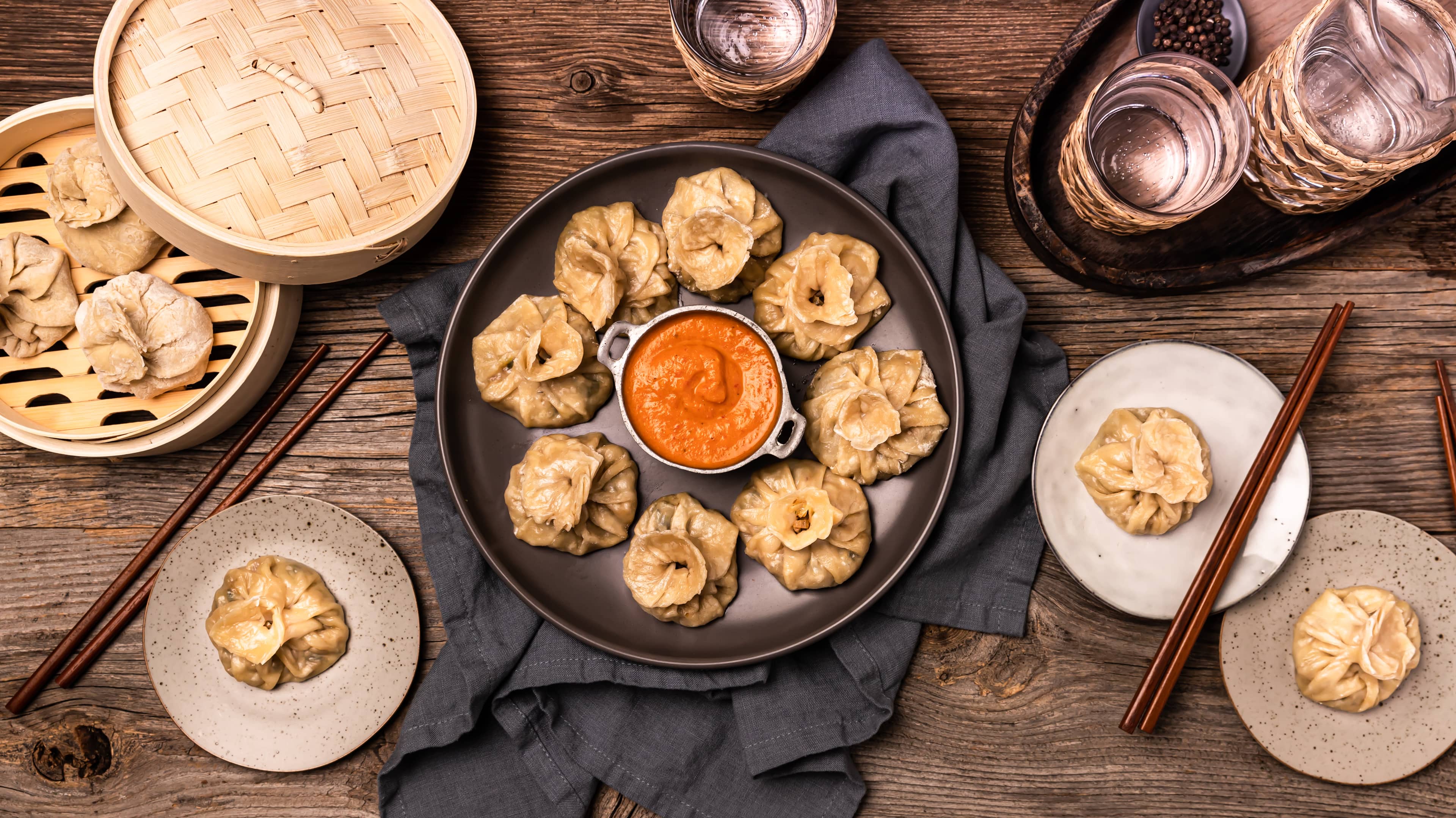 Momos Momos sind gedämpfte Teigtaschen der nepalesischen bzw. tibetischen Küche – eine kulinarische Spezialität aus dem Himalaya.