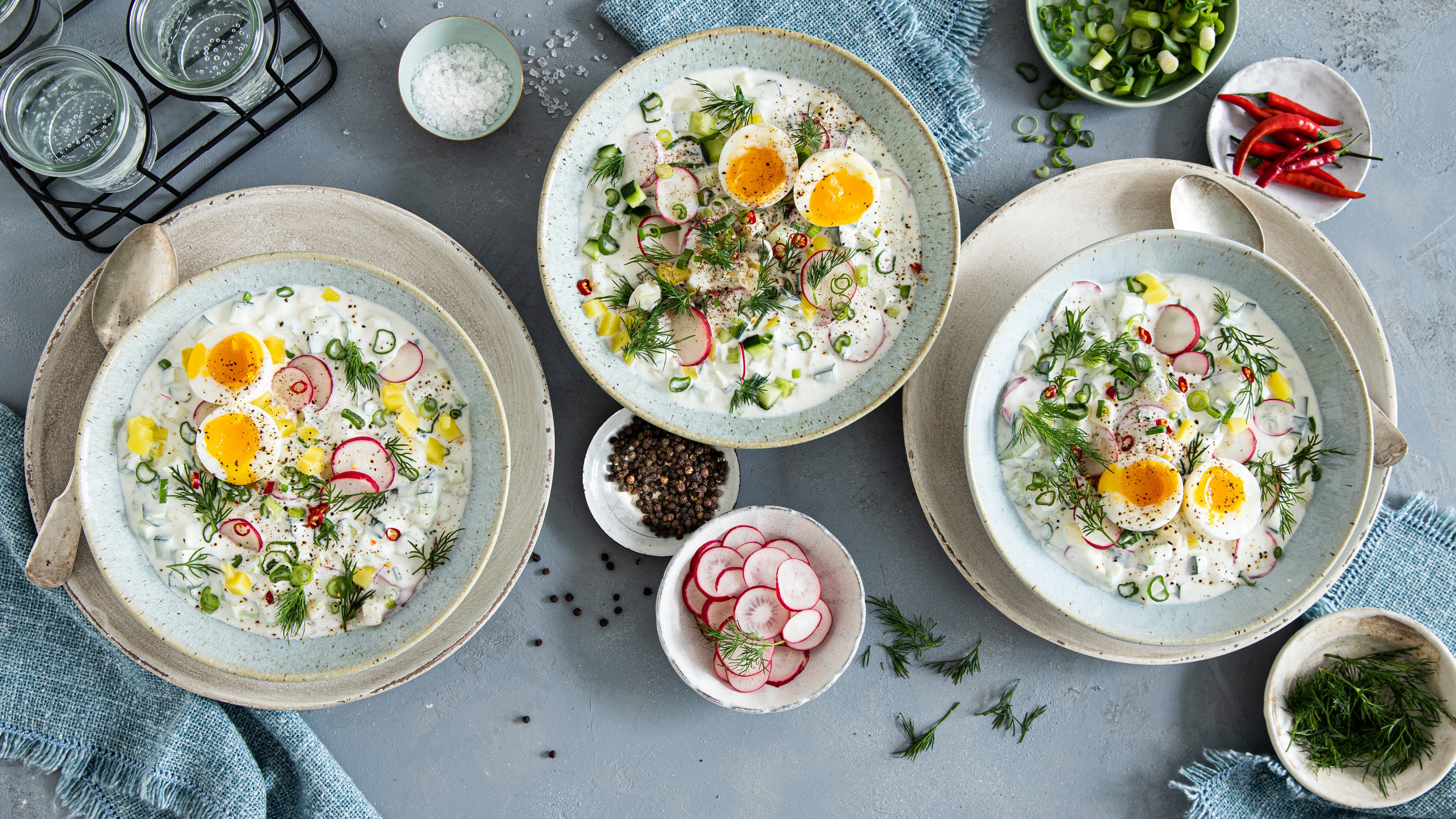Okroschka Es gibt als kalte Suppe nicht nur Gazpacho, auch dieses bekannte Gericht aus Russland ist eine erfrischende Suppe im Sommer: Okroschka aus Kartoffeln, Radieschen, Gurke, Joghurt und Crème fraîche.