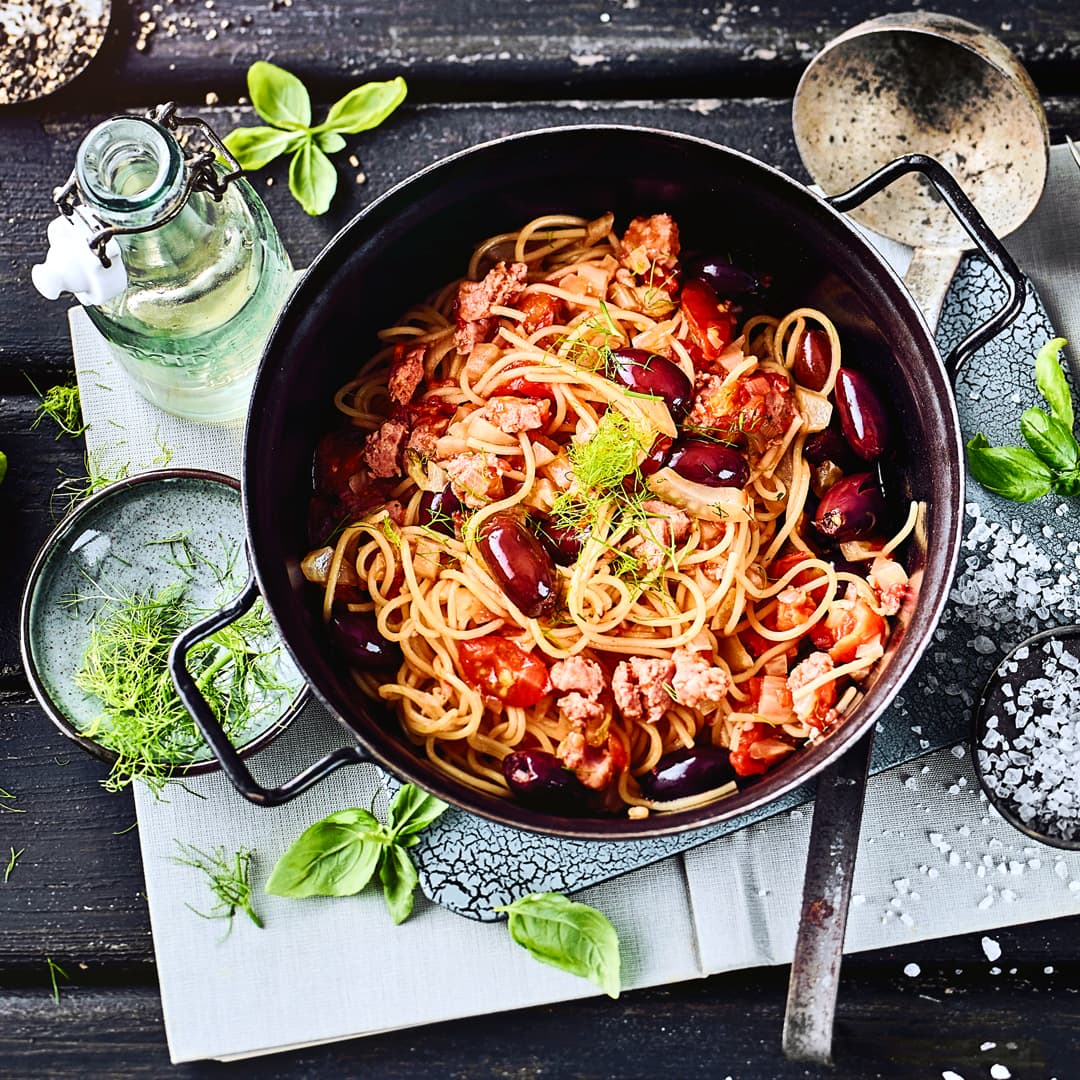 One Pot Spaghetti mit Fenchel und Salsiccia Wenn es mal wieder schnell gehen muss und möglichst wenig Kochgeschirr genutzt werden soll: Probieren Sie unsere One Pot Spaghetti mit Fenchel und Salsiccia.
