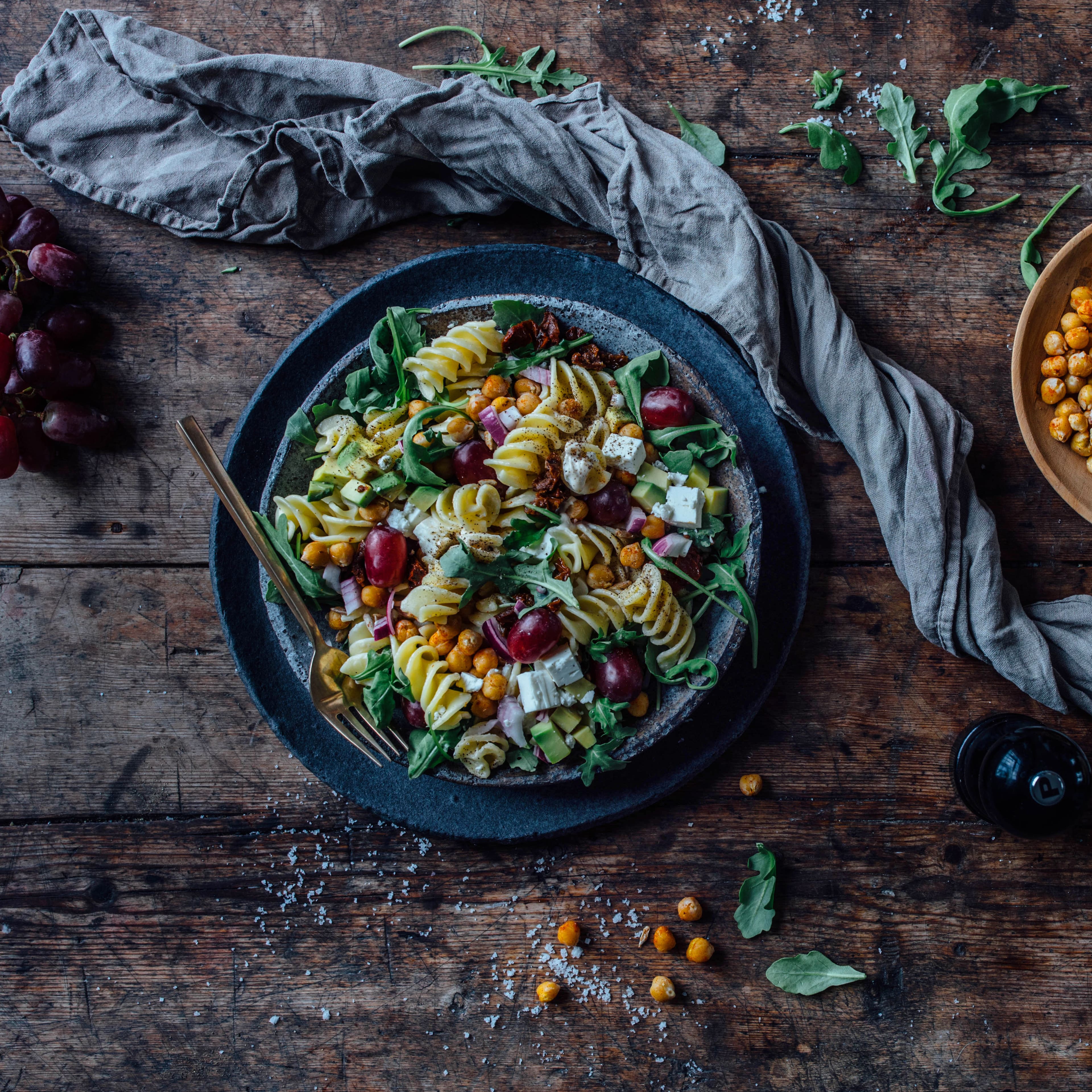 Orientalischer Pasta-Salat Kein klassischer Nudelsalat aber mindestens genauso lecker: Orientalischer Pasta-Salat mit Kichererben und Ziegenkäse.