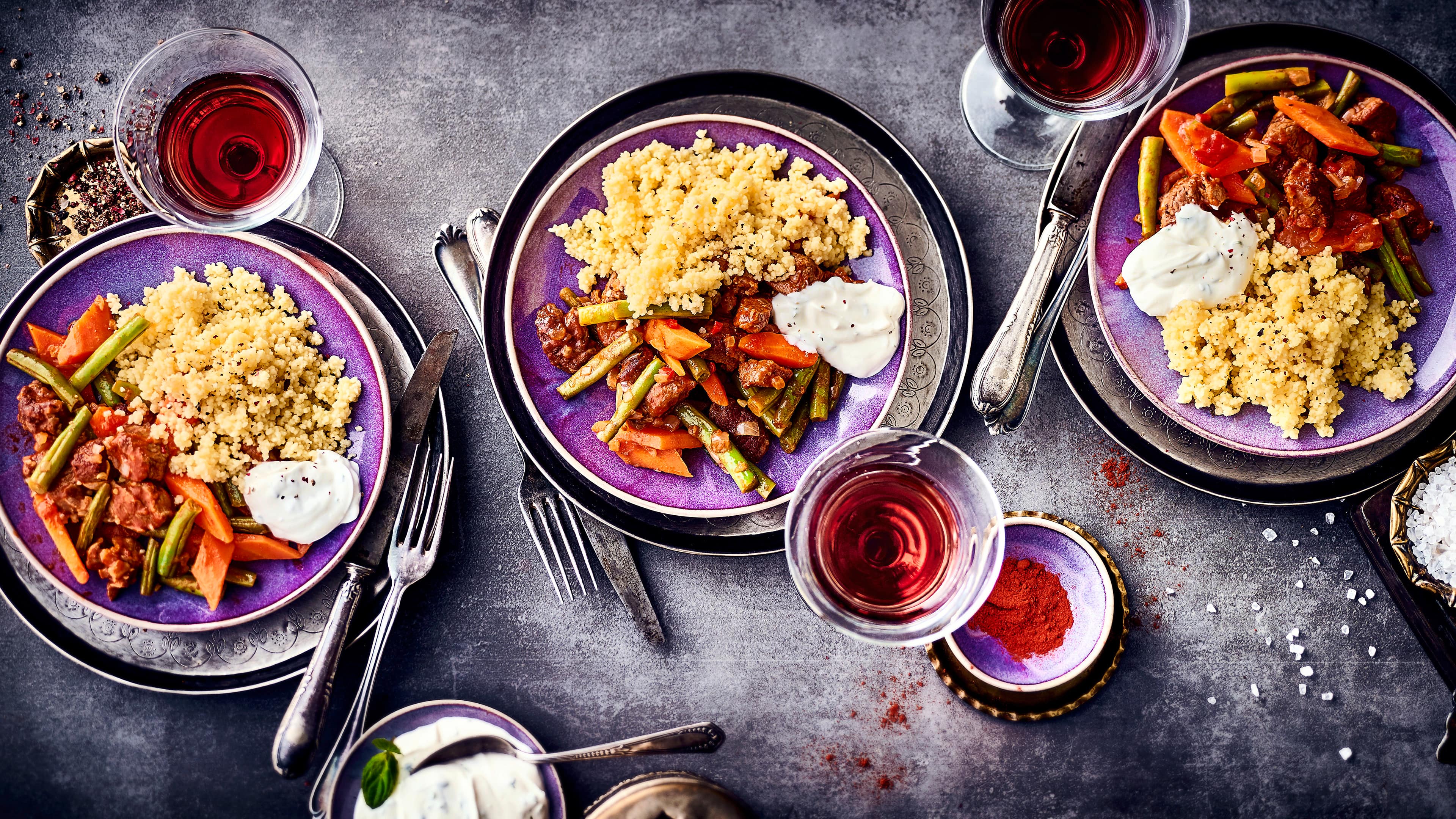 Orientalisches Lammgulasch Aromatisches Lammfleisch, reichlich Gemüse, körniger Couscous und ein erfrischender Minze-Joghurt vereinen sich in unserem Lammgulasch-Rezept.