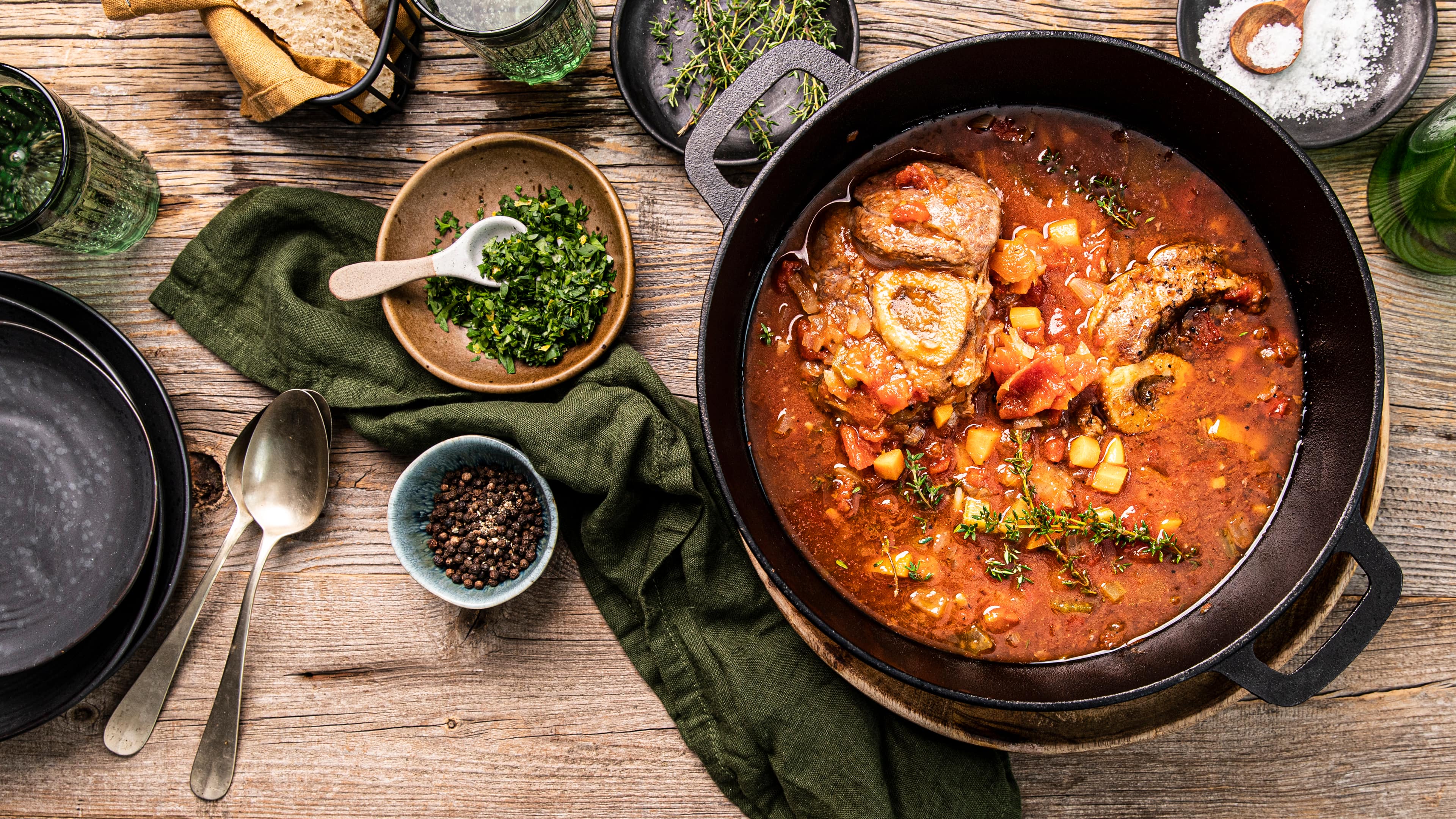 Ossobuco Sie lieben die italienische Küche? Dann schmoren Sie eine schmackhafte Kalbshaxe mit Wurzelgemüse nach unserem Ossobuco-Rezept.