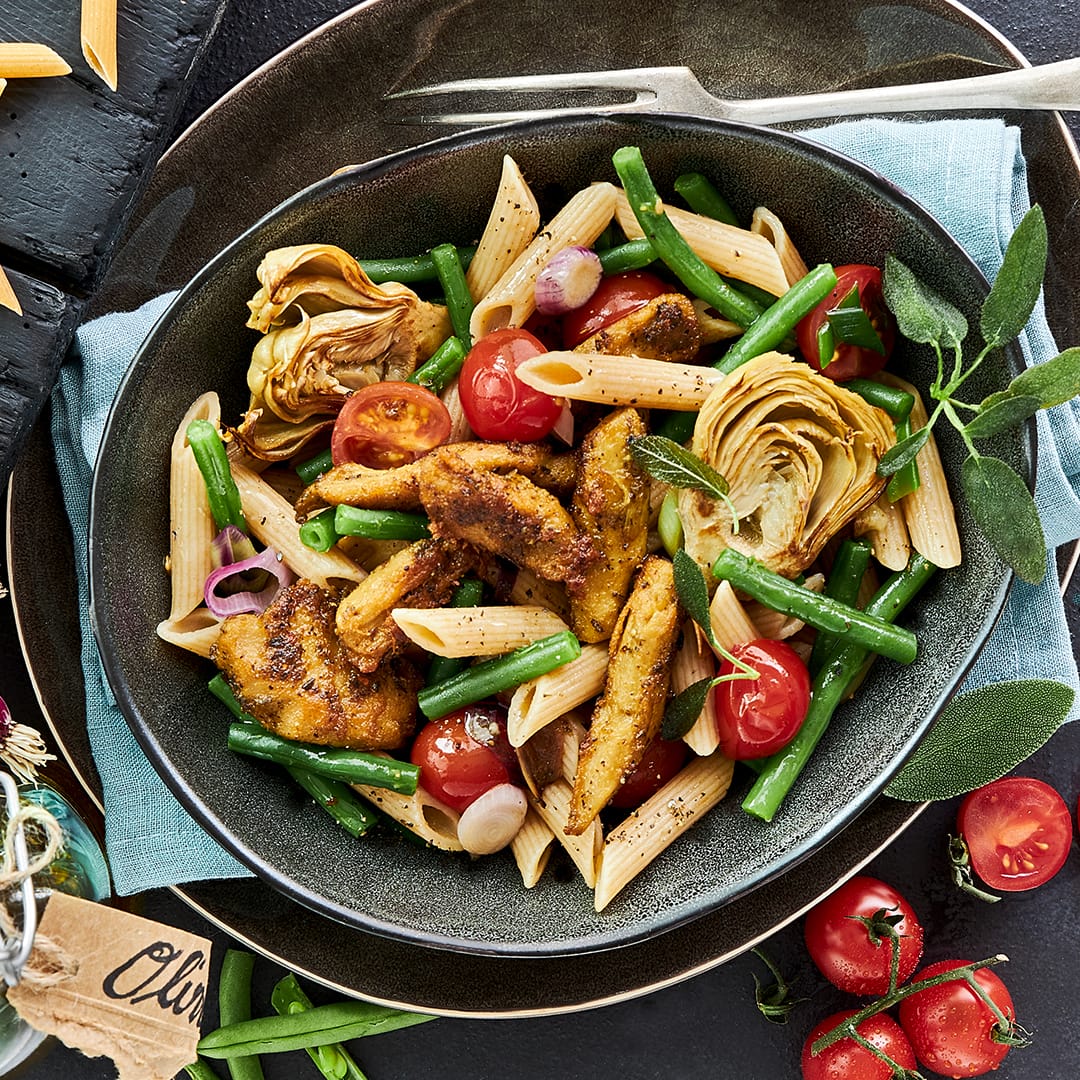 Penne Integrale mit gebratenen Artischocken-Herzen Genießen Sie unser vegetarisches Rezept für Penne Integrale mit gebratenen Artischocken-Herzen  – mit veganem Fleischersatz und vielen frischen Zutaten.