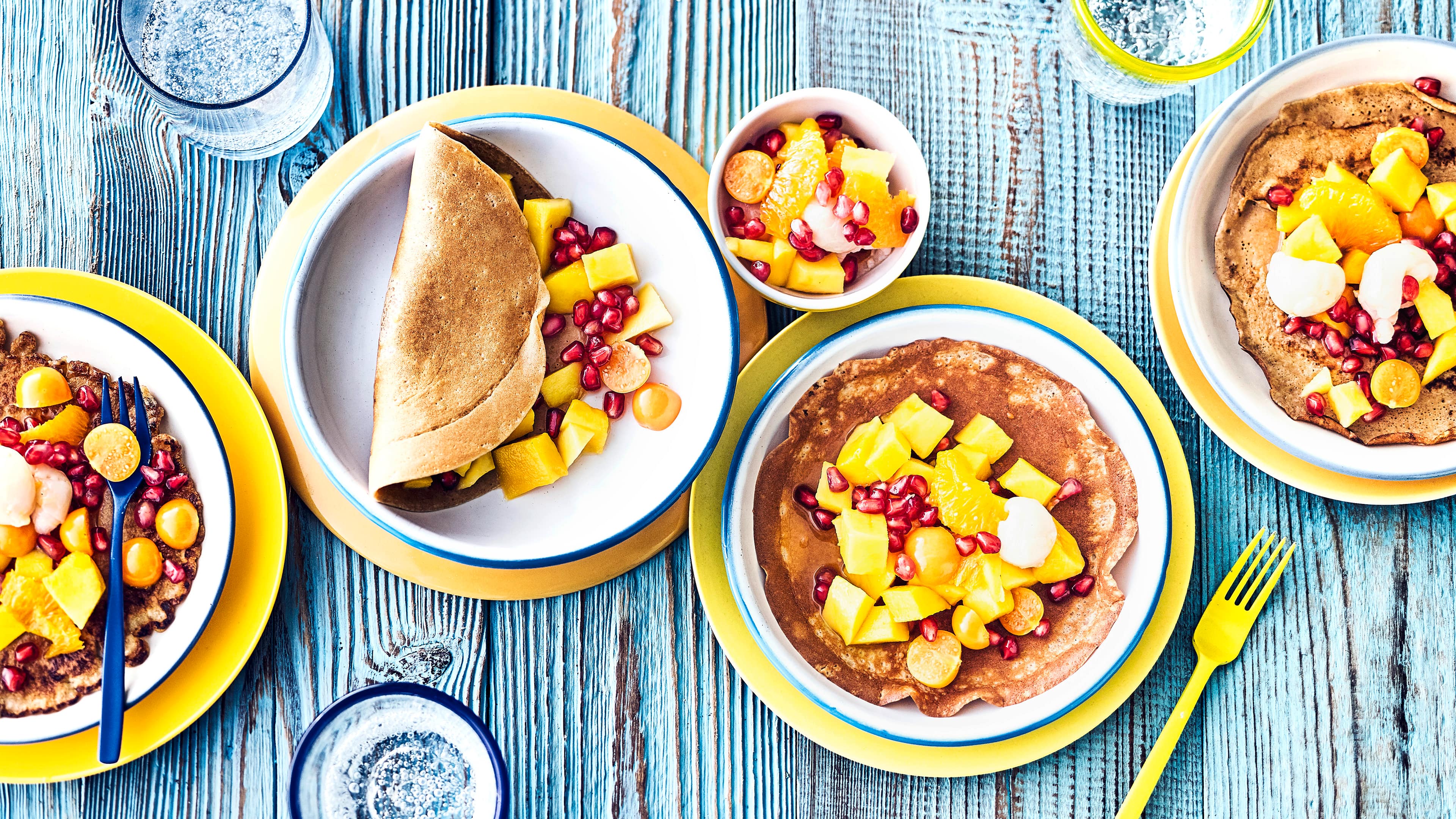 Pfannkuchen mit Obstsalat Probieren Sie unsere leckeren Pfannkuchen aus Dinkelvollkornmehl mit einem exotischen Obstsalat aus Mango, Litschi, Granatapfel und Physalis!