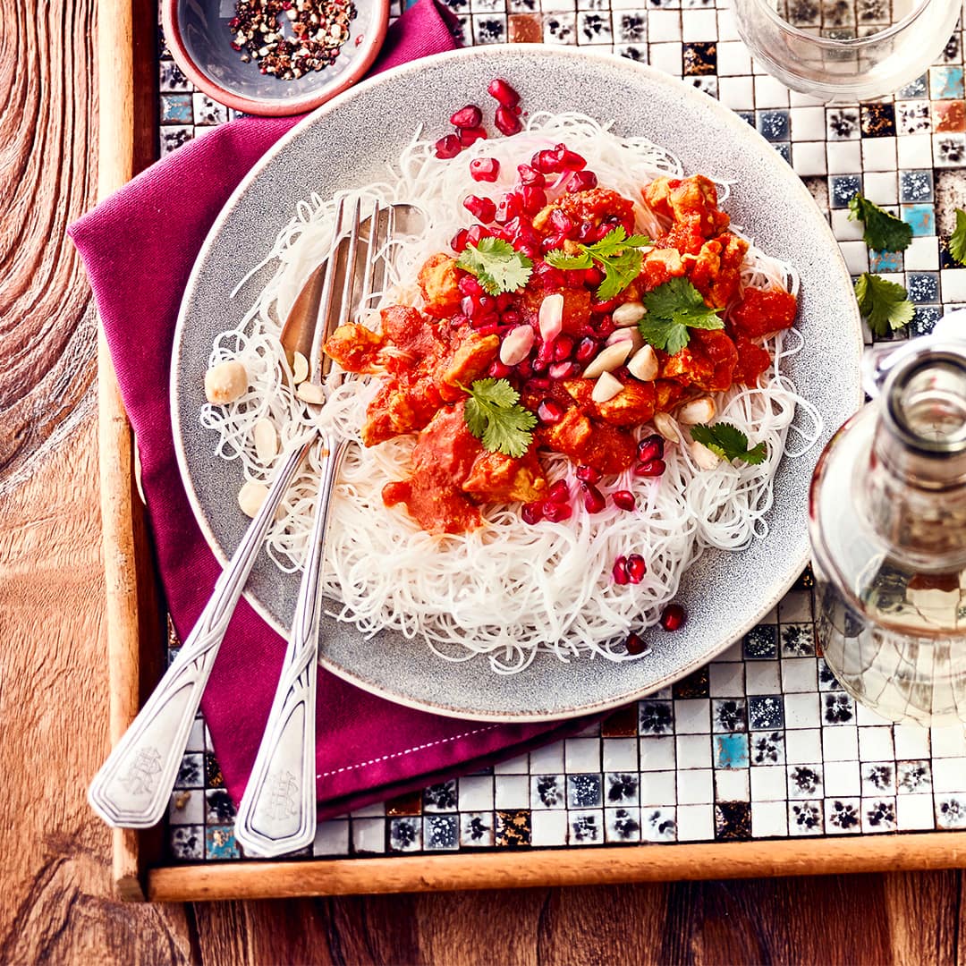 Reisnudeln mit Granatapfel Probieren Sie unsere Reisnudeln mit Geflügelragout und Granatapfel und bereiten Sie das leckere Gericht mit Koriander und Sesamöl nach Rezept selbst zu!